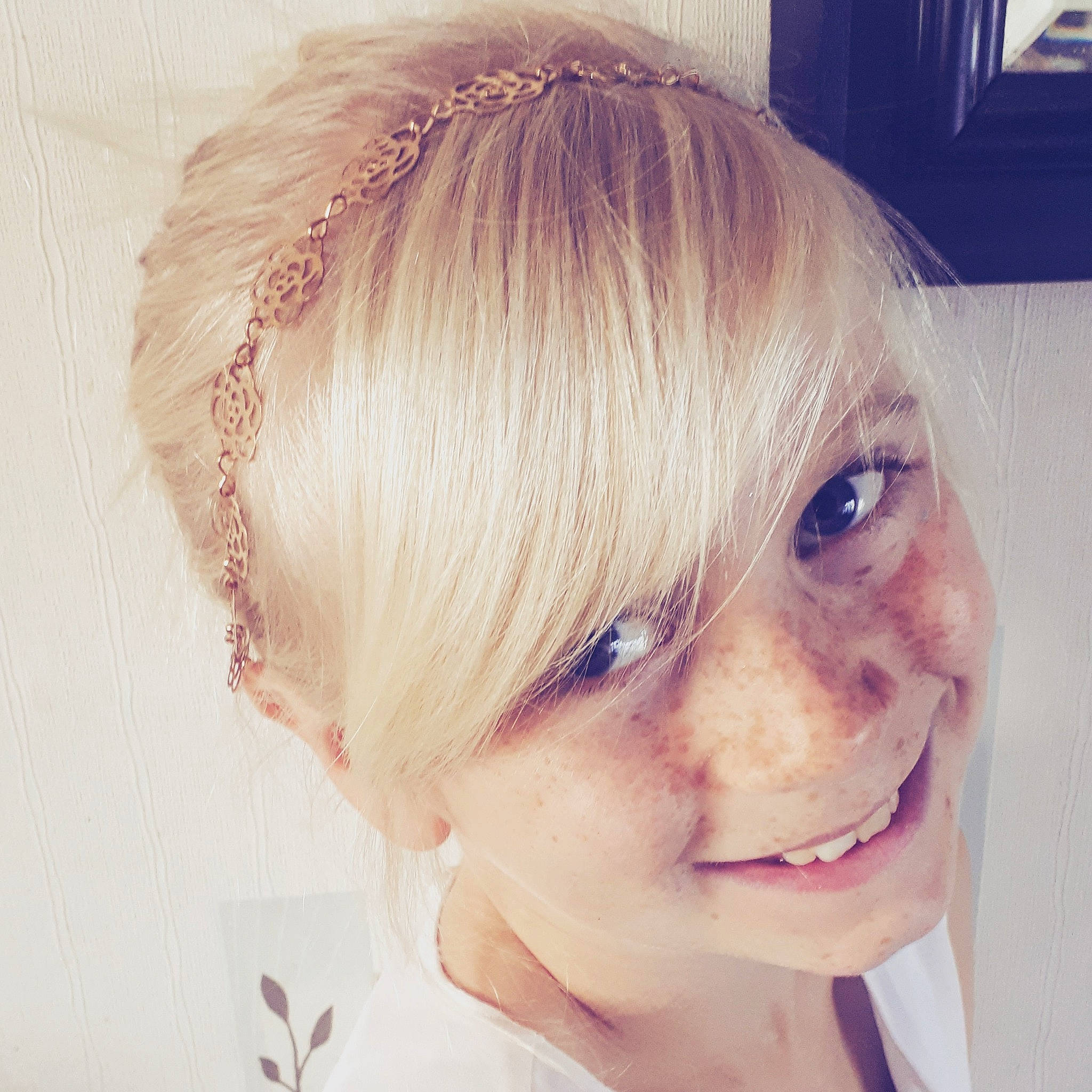 Kirsten participe au concours pour gagner de l'argent avec cette photo : bangs, beauty, blond, cheek, chin, cool, ear, eye, eyebrow, face, forehead, hair, hair_coloring, hairstyle, head, human, joy, lip, nose, person