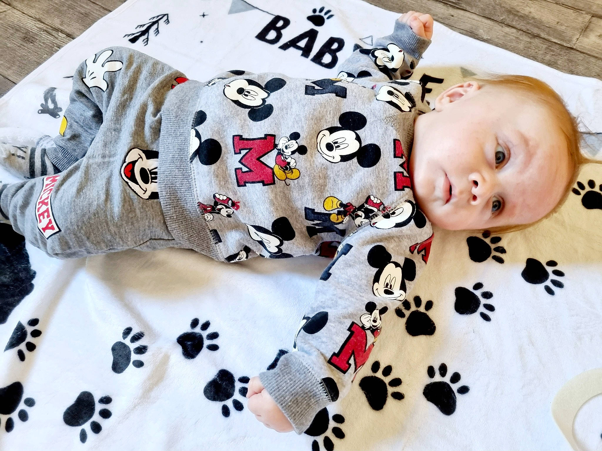 Cameron participe au concours pour gagner de l'argent avec cette photo : baby, baby_toddler_clothing, carmine, cheek, child, circle, face, flooring, font, happy, head, linens, mammal, pattern, person, room, sleeve, t_shirt, textile, toddler