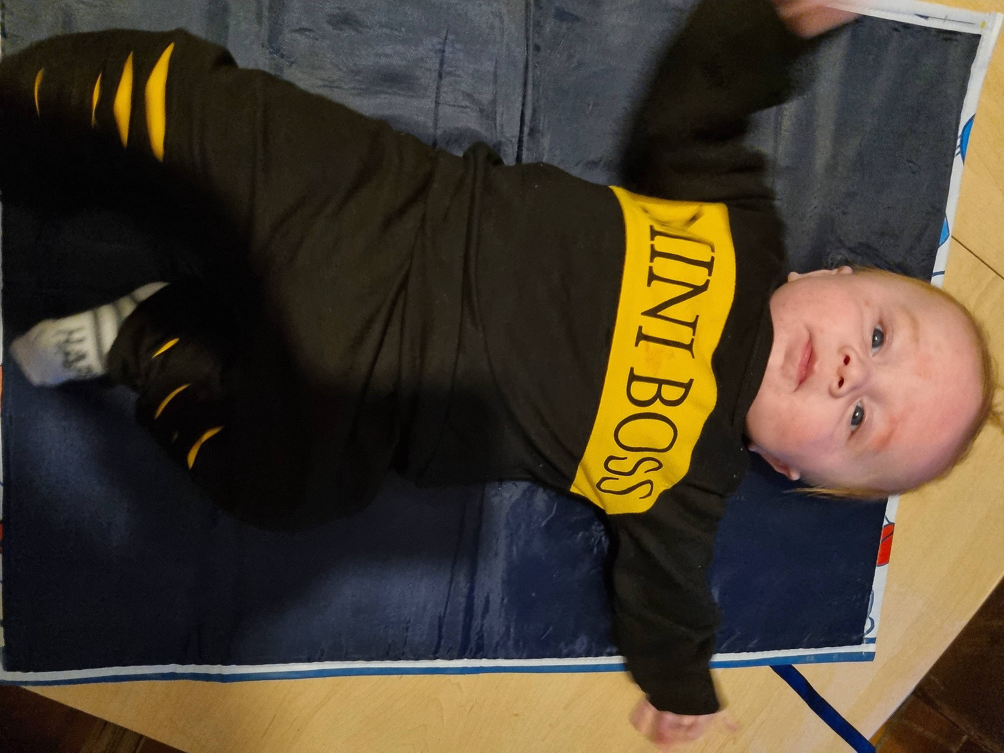 Cameron a rejoint le concours — aidez-le/la à gagner de superbes lots ! active_pants, baby, baby_toddler_clothing, contact_sport, elbow, flooring, glove, hardwood, jersey, joint, knee, person, room, sitting, sleeve, sports, sports_uniform, sportswear, t_shirt, toddler