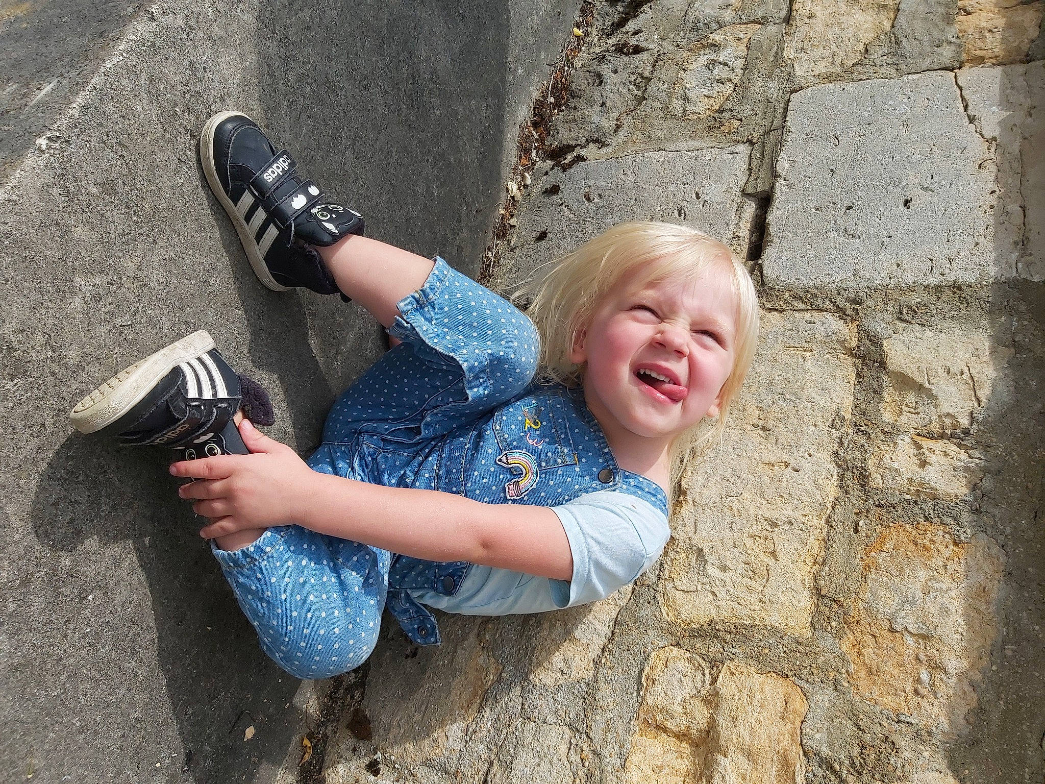 Heather participe au concours pour gagner de l'argent avec cette photo : child, finger, footwear, fun, hand, jeans, leg, person, shoe, sitting, smile, toddler, tree, vacation