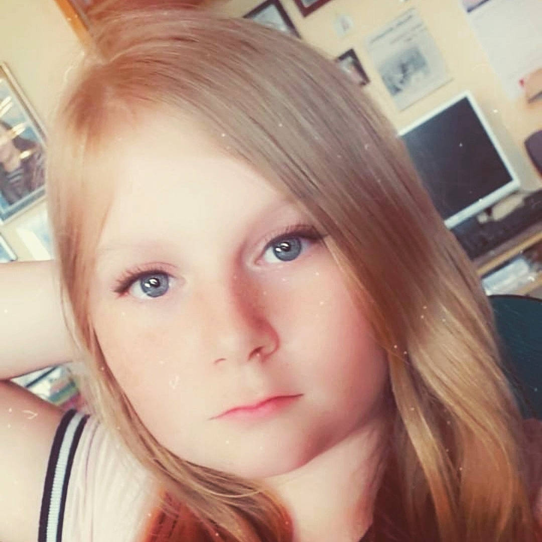 Hayden participe au concours pour gagner de l'argent avec cette photo : beauty, blond, brown_hair, cheek, chin, eye, eyebrow, face, forehead, hair, hair_coloring, hairstyle, head, jaw, lip, long_hair, nose, person, photography, selfie