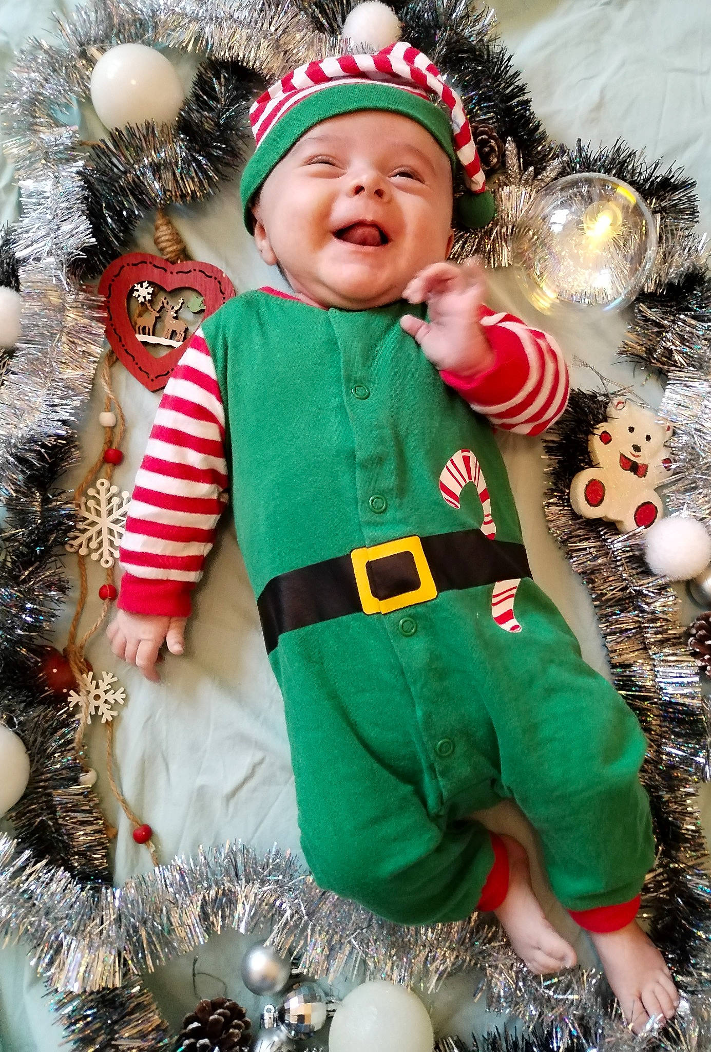 Eliana a rejoint le concours — aidez-le/la à gagner de superbes lots ! baby, baby_toddler_clothing, child, christmas_decoration, christmas_ornament, event, face, fun, happy, head, headwear, holiday, holiday_ornament, human_body, person, plant, santa_claus, sleeve, smile, toddler