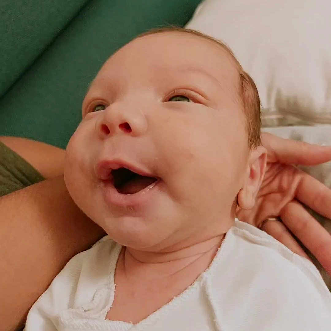 Asa a rejoint le concours — aidez-le/la à gagner de superbes lots ! arm, baby, child, close_up, couch, cute, expression, face, happy, head, indoors, infant, newborn, person, pillow, portrait, resting, skin, smiling, white_clothing