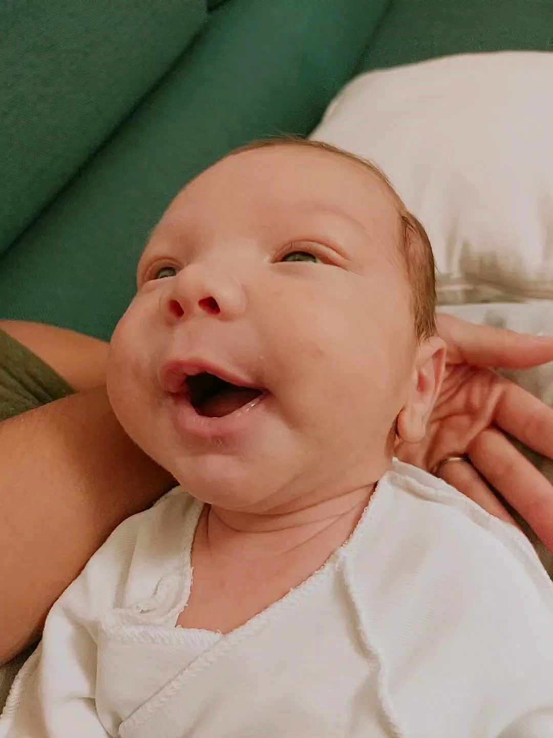 Asa a rejoint le concours — aidez-le/la à gagner de superbes lots ! baby, infant, smiling, happy, face, portrait, close_up, white_clothing, arm, couch, pillow, skin, head, newborn, person, indoors, child, expression, cute, resting