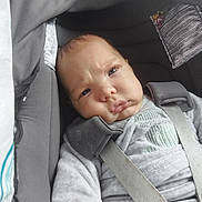 Asa a rejoint le concours — aidez-le/la à gagner de superbes lots ! baby, car_seat, child, face, infant, pout, straps, seatbelt, gray, clothing, cute, young_child, indoors, safety, expression, person, portrait, head, closeup, seat