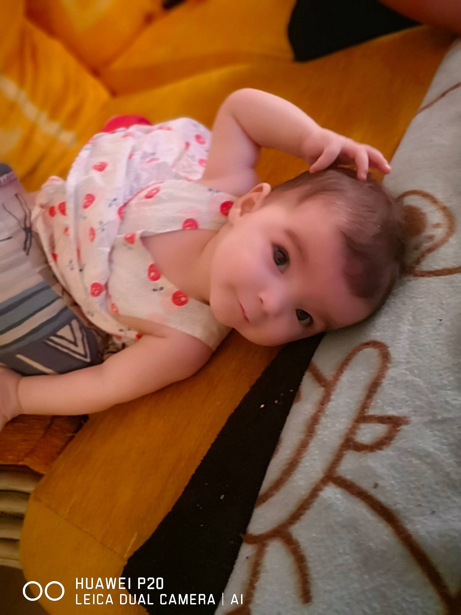 Louise participe au concours pour gagner de l'argent avec cette photo : baby, baby_toddler_clothing, cheek, child, comfort, facial_expression, finger, flooring, happy, lip, mammal, mouth, pattern, person, product, room, sitting, skin, textile, toddler