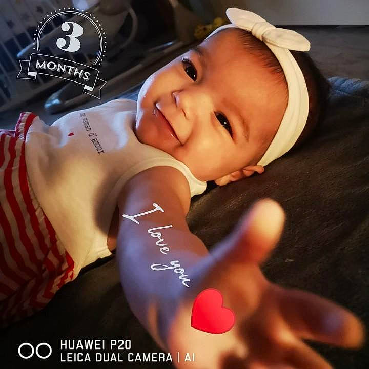 Louise participe au concours pour gagner de l'argent avec cette photo : baby, baby_products, baby_toddler_clothing, baseball_cap, cap, elbow, fashion_accessory, finger, flash_photography, font, fun, gesture, happy, headgear, nail, person, sleeve, smile, thumb, toddler