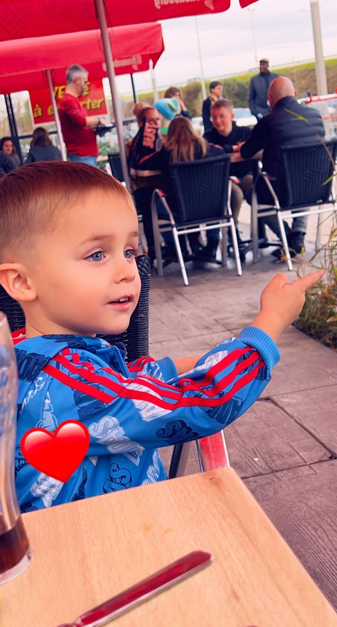 Micaël a rejoint le concours — aidez-le/la à gagner de superbes lots ! blurred, chair, child, event, flooring, fun, happy, leisure, orange, party, person, plant, recreation, sitting, smile, t_shirt, table, toddler, tourism, tradition