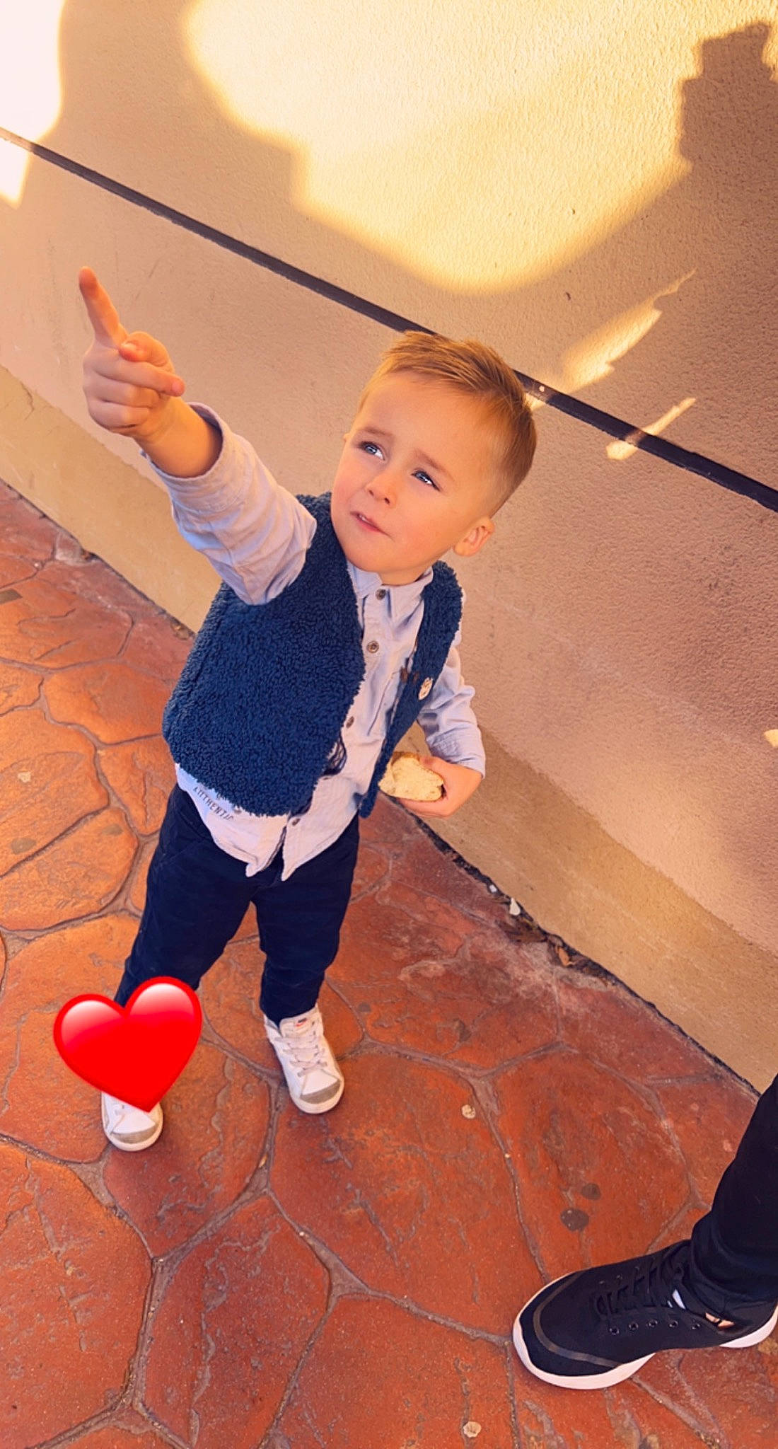 Micaël participe au concours pour gagner de l'argent avec cette photo : baby_toddler_clothing, balance, balloon, beauty, child, electric_blue, facial_expression, floor, flooring, fun, hairstyle, happy, joint, leg, leisure, person, sleeve, snapshot, standing, toddler