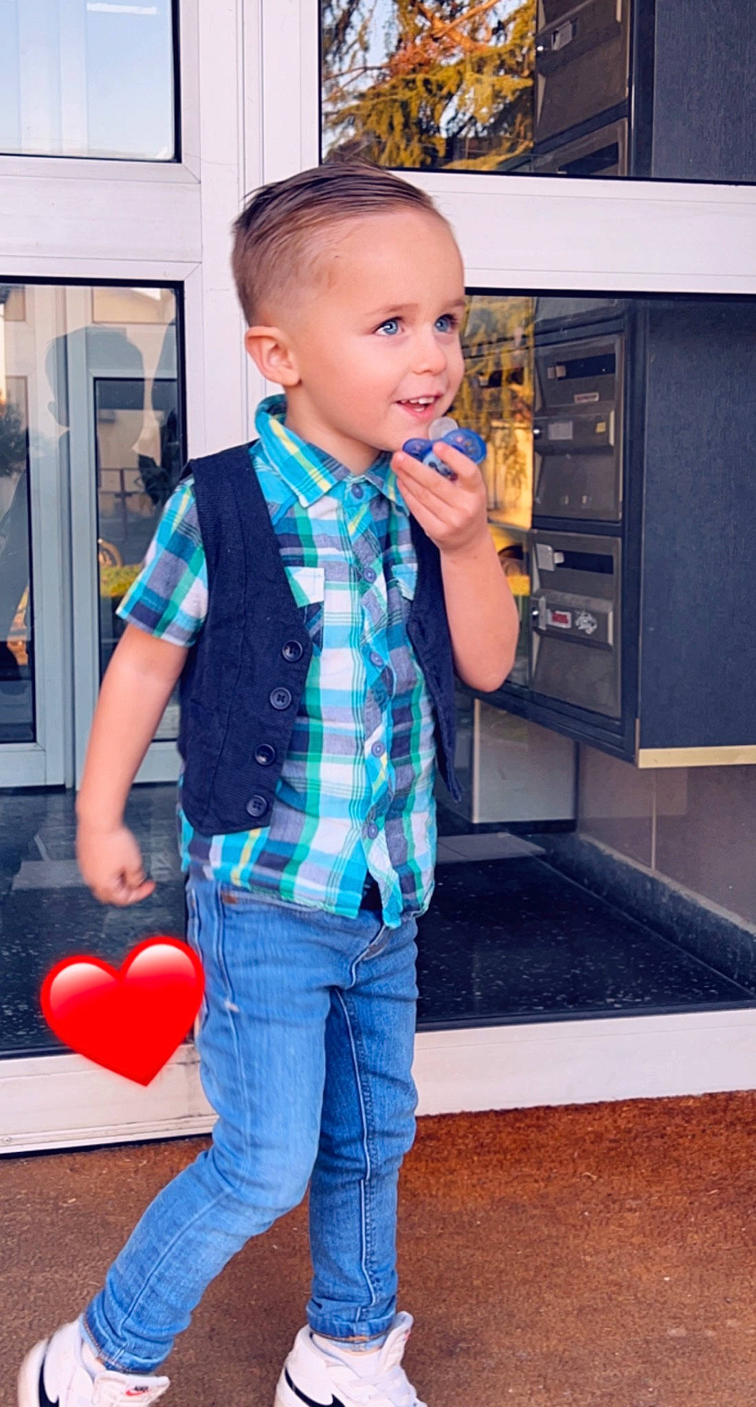 Micaël a rejoint le concours — aidez-le/la à gagner de superbes lots ! balloon, child, cool, eye, facial_expression, fashion, fun, hairstyle, happy, jeans, joint, leg, organ, people, person, photograph, shoulder, smile, standing, t_shirt