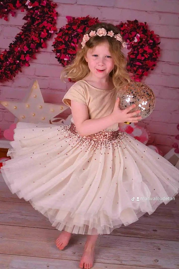 Ema a rejoint le concours — aidez-le/la à gagner de superbes lots ! baby_toddler_clothing, ballet_tutu, bridal_accessory, dance, day_dress, dress, embellishment, event, fashion, fashion_design, flash_photography, happy, headgear, headpiece, joy, magenta, person, petal, pink, red
