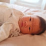 Tao a rejoint le concours — aidez-le/la à gagner de superbes lots ! baby, infant, bed, blanket, pacifier, clothing, face, person, sleepwear, indoors, soft_light, portrait, newborn, resting, cozy, hair, skin, calm, lying_down, young_child