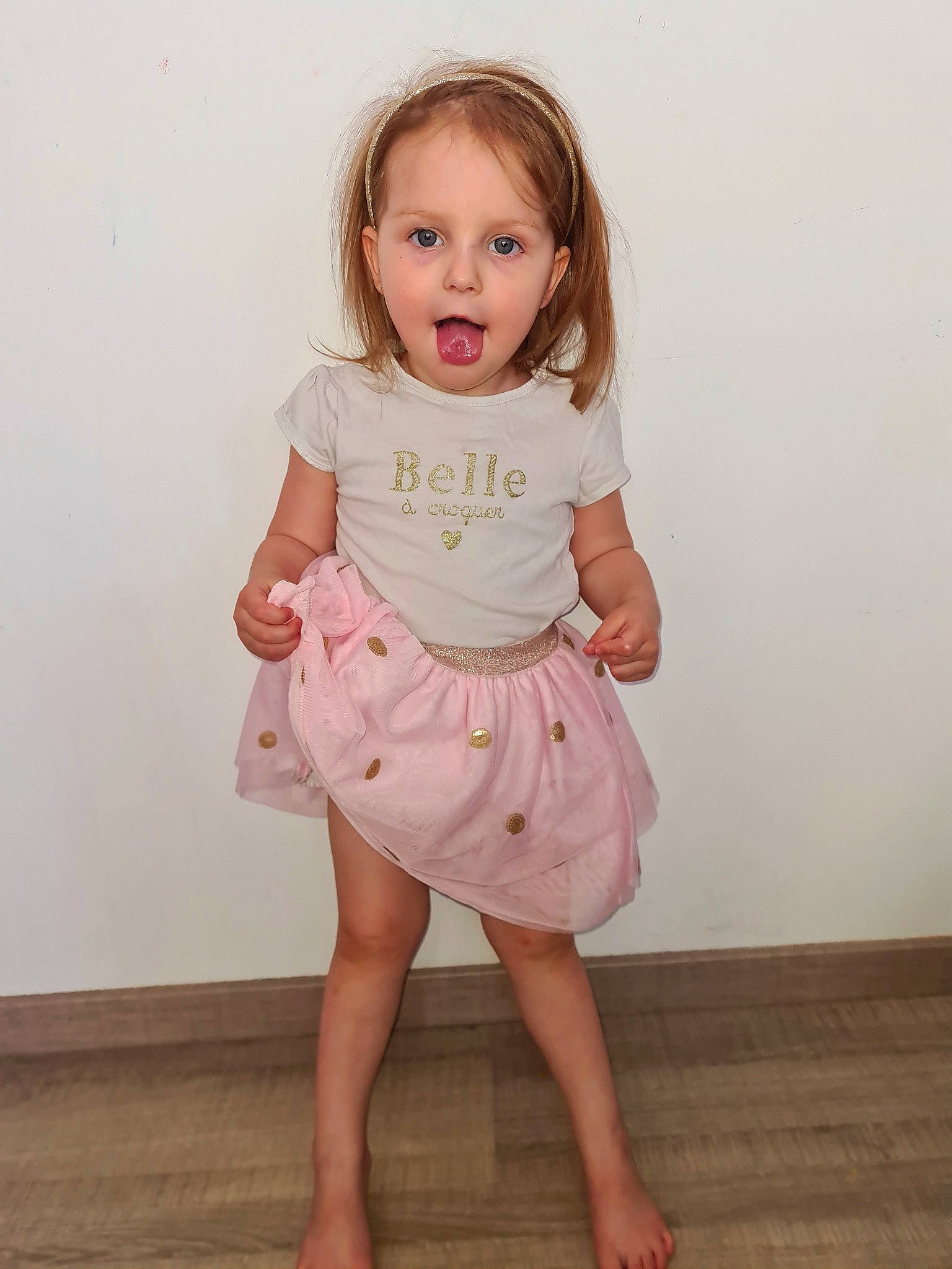 Anaëlle a rejoint le concours — aidez-le/la à gagner de superbes lots ! arm, baby_toddler_clothing, cheek, day_dress, face, facial_expression, gesture, hair, hairstyle, happy, head, human_body, leg, neck, one_piece_garment, person, pink, shoulder, sleeve, surprise