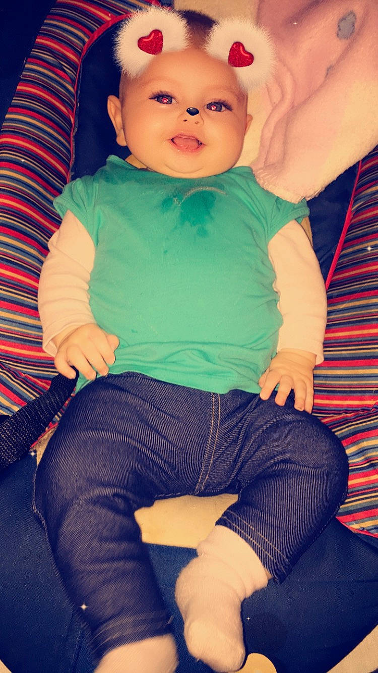 Julya participe au concours pour gagner de l'argent avec cette photo : baby, cheek, child, jeans, joy, leg, person, sitting, skin, smile, toddler