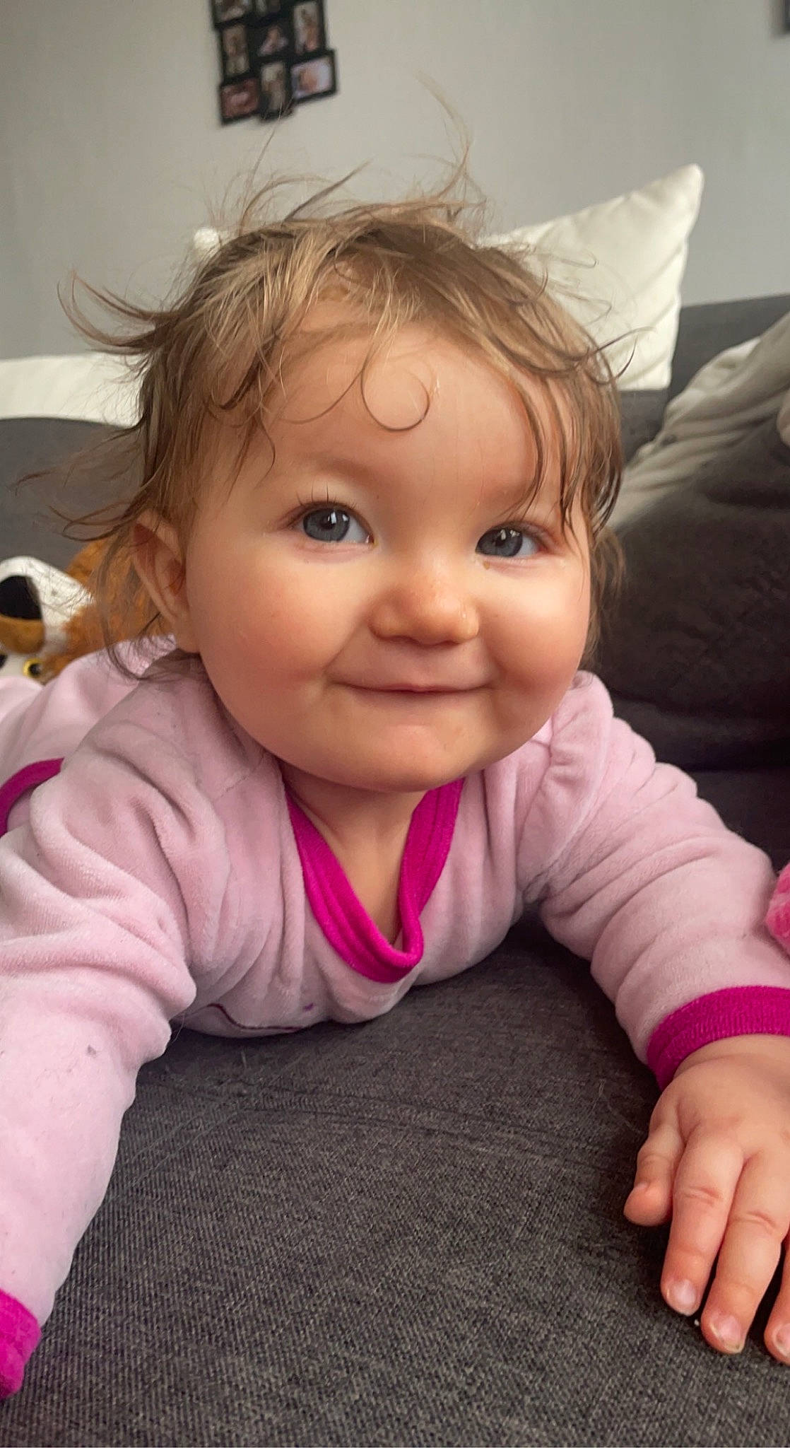 Kayla a rejoint le concours — aidez-le/la à gagner de superbes lots ! arm, cheek, chin, clothing, eye, eyebrow, face, facial_expression, gesture, hair, happy, head, iris, joy, lip, mouth, nose, person, pink, skin