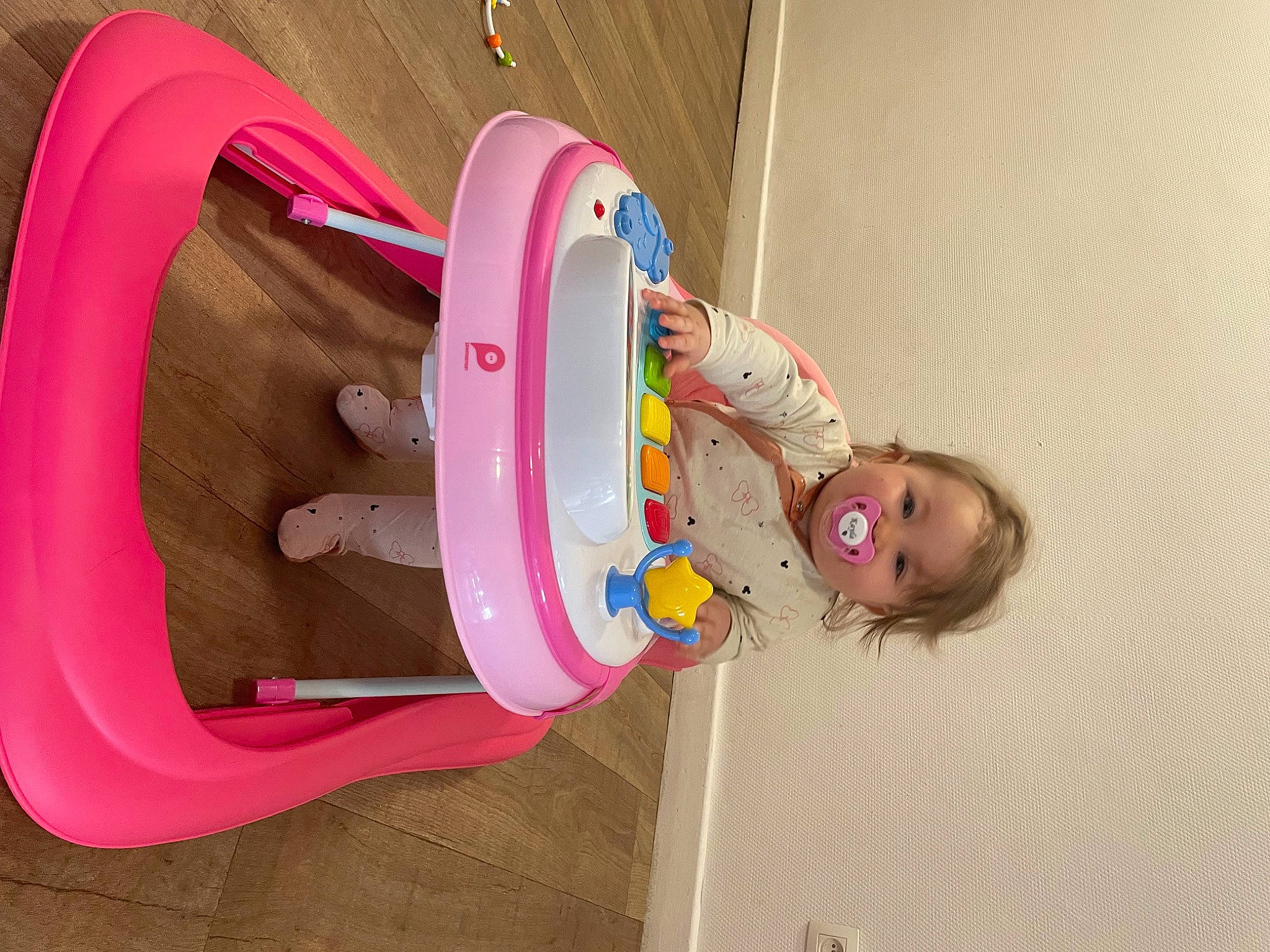 Kayla a rejoint le concours — aidez-le/la à gagner de superbes lots ! baby, baby_playing_with_toys, baby_products, baby_toddler_clothing, baby_toys, chair, child, circle, fun, hat, leg, magenta, person, pink, plastic, play, room, shelf, toddler, toy