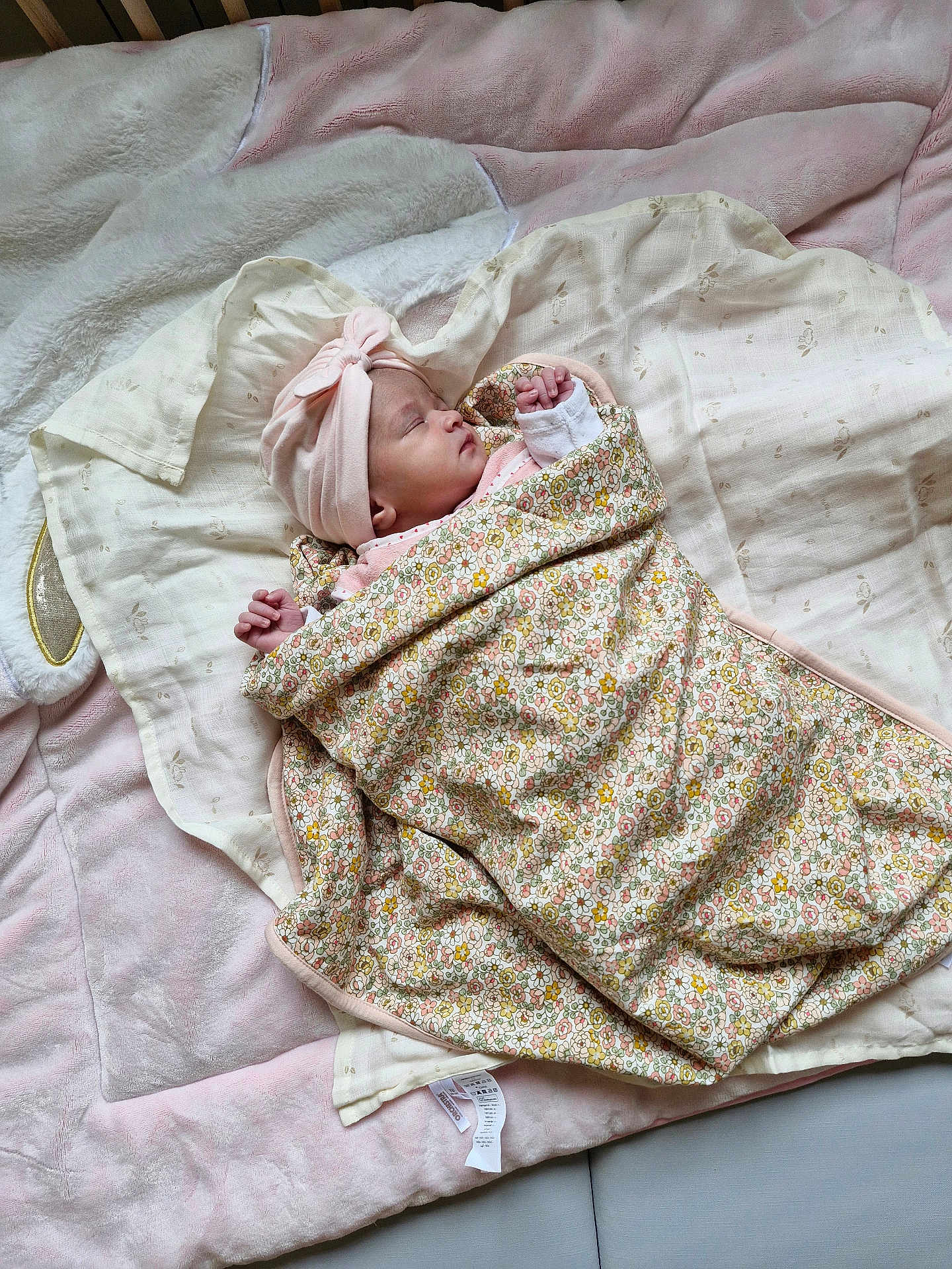 Zélie participe au concours pour gagner de l'argent avec cette photo : baby, bed, bedroom, blanket, bonnet, clothing, cushion, face, furniture, hat, head, homedecor, indoors, newborn, person, photography, portrait, quilt, room, sleeping