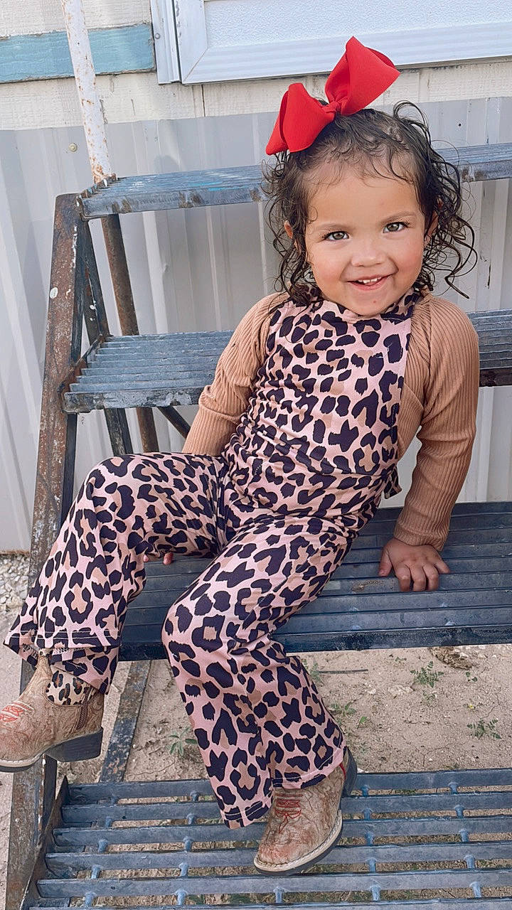 Kendra is registered to the contest to win money with this photo: denim, face, fashion_accessory, fashion_design, hairstyle, happy, human_leg, joy, knee, leg, magenta, neck, pattern, person, shoulder, sitting, sleeve, smile, sportswear, thigh