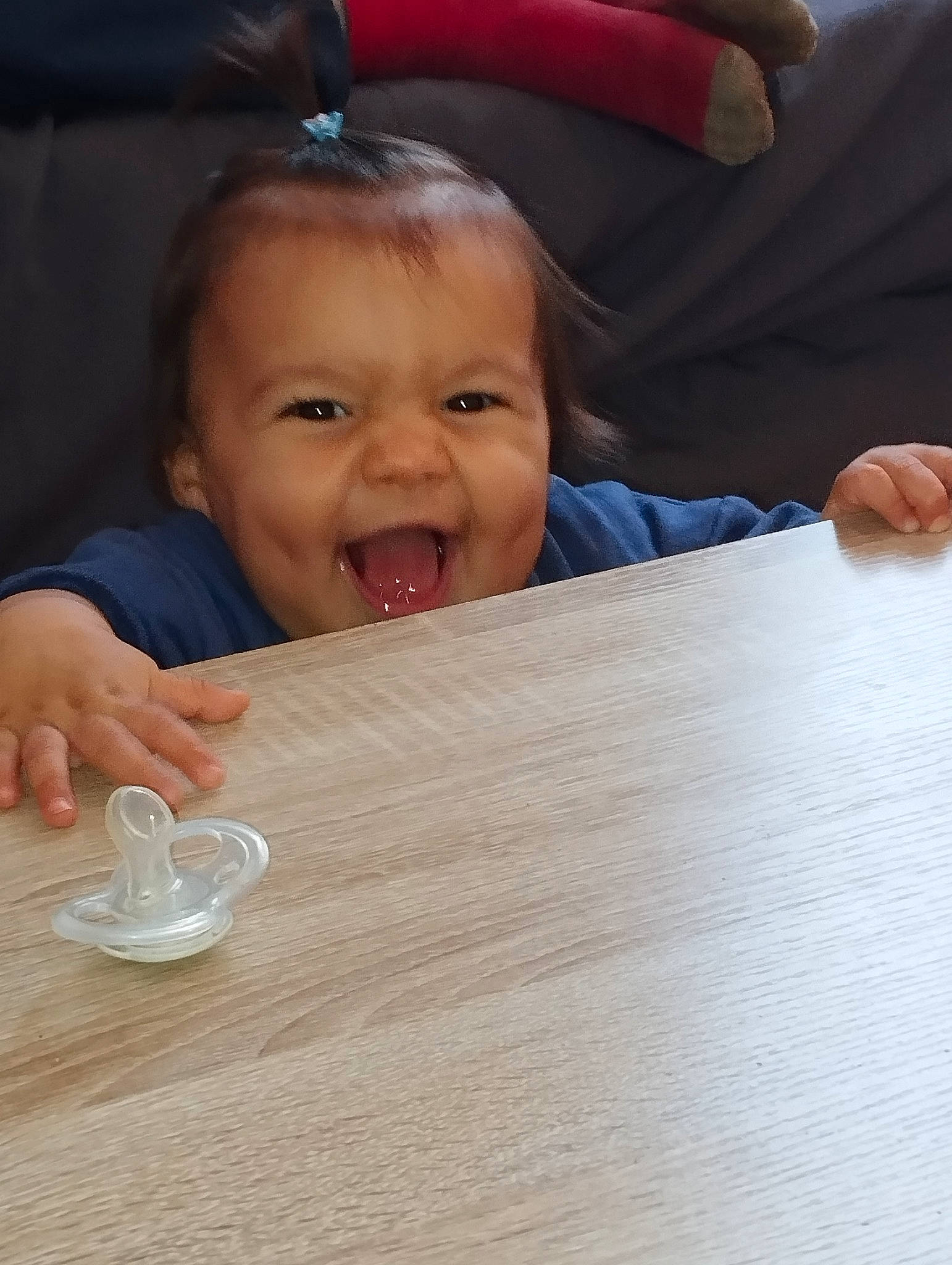 Ambre participe au concours pour gagner de l'argent avec cette photo : baby_toddler_clothing, cheek, chin, comfort, facial_expression, finger, flooring, fun, hand, happy, nail, nose, person, product, skin, smile, table, thumb, toddler, wood