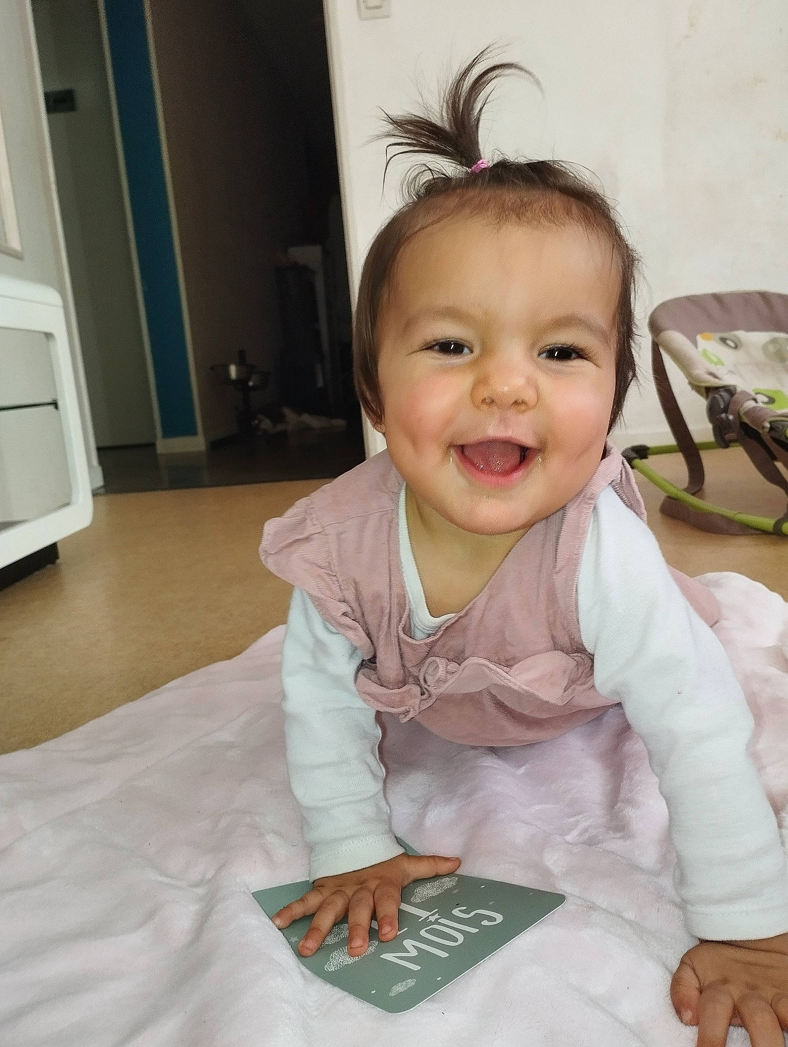 Ambre participe au concours pour gagner de l'argent avec cette photo : baby, baby_toddler_clothing, cabinetry, cheek, child, door, eye, eyebrow, eyelash, floor, flooring, hair, hairstyle, happy, head, iris, joy, person, skin, sleeve