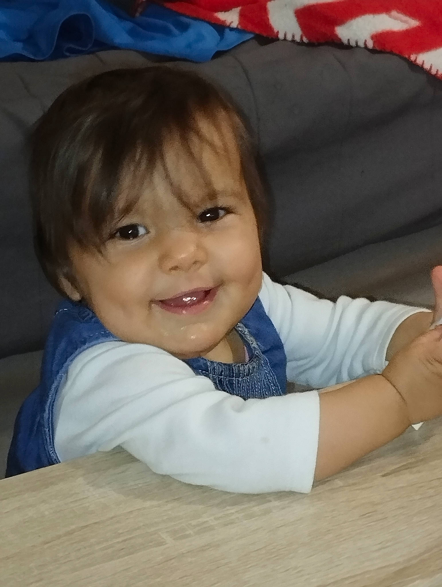 Ambre participe au concours pour gagner de l'argent avec cette photo : cheek, child, chin, comfort, facial_expression, finger, fun, gesture, hairstyle, happy, human, iris, joy, mammal, person, product, skin, sleeve, smile, table