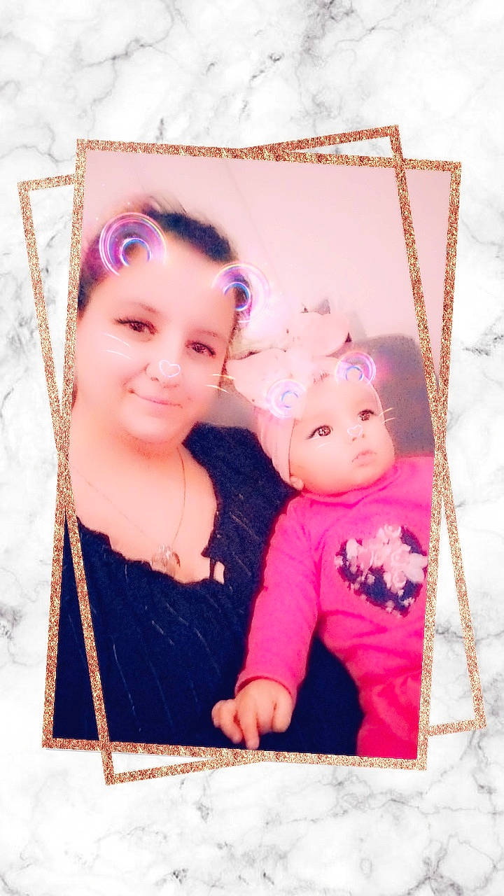 Ambre participe au concours pour gagner de l'argent avec cette photo : art, baby, baby_toddler_clothing, child, fashion_accessory, happy, headpiece, headwear, jewellery, joy, magenta, pattern, peach, person, pink, portrait_photography, purple, rectangle, sleeve, smile