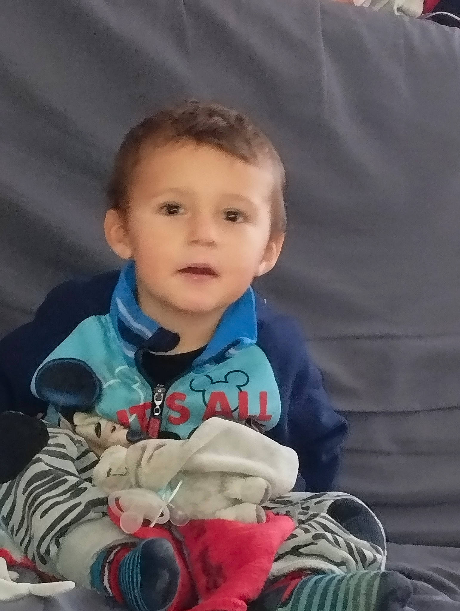 Lucas participe au concours pour gagner de l'argent avec cette photo : baby, baby_carriage, baby_products, baby_toddler_clothing, cheek, child, electric_blue, eye, facial_expression, fun, happy, lap, leisure, person, product, sitting, skin, sleeve, smile, toddler