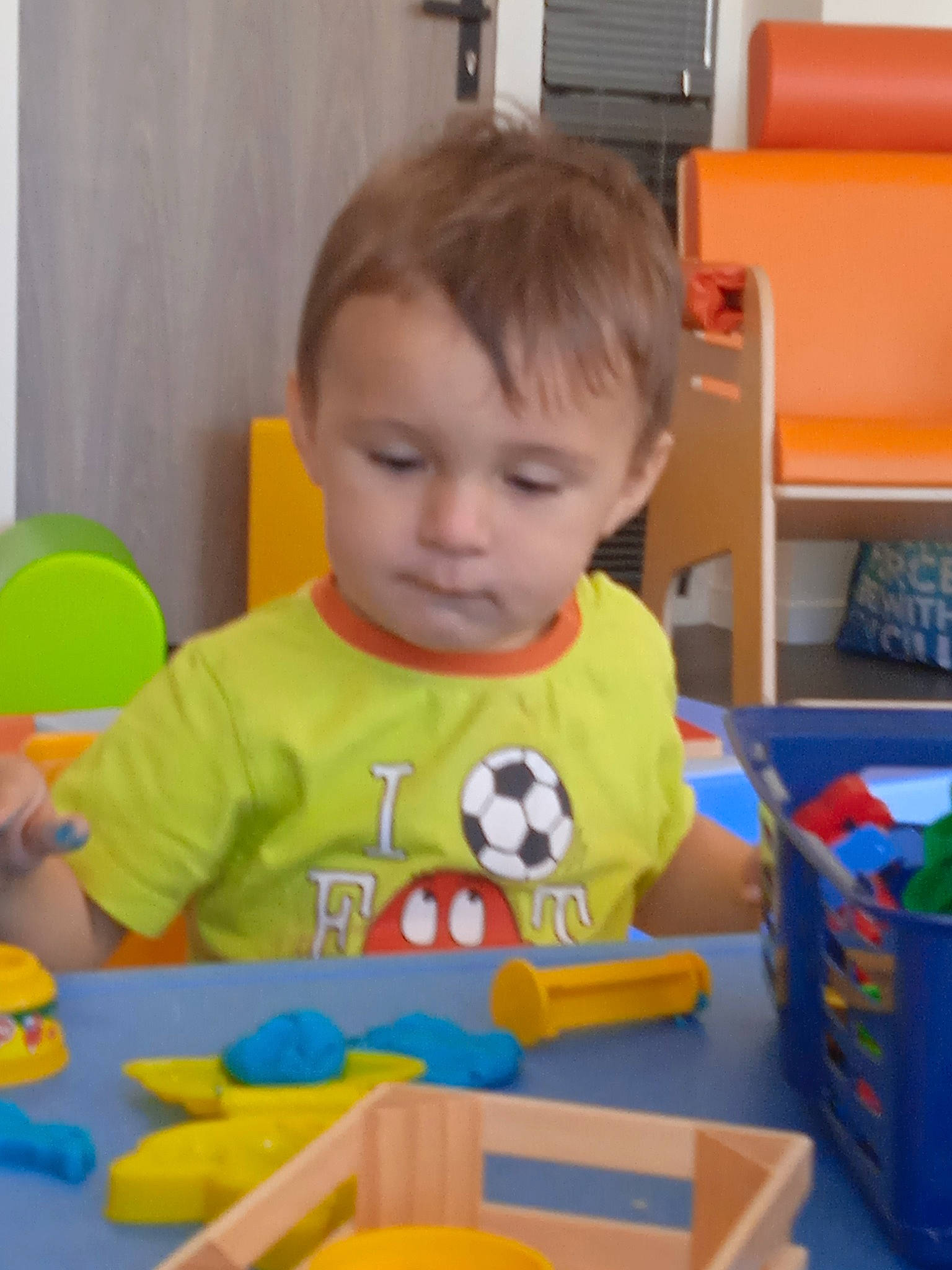 Lucas a rejoint le concours — aidez-le/la à gagner de superbes lots ! baby, baby_playing_with_toys, baby_products, baby_toddler_clothing, baby_toys, chair, child, fun, kindergarten, learning, person, plastic, play, room, school, sharing, sitting, t_shirt, toddler, toy