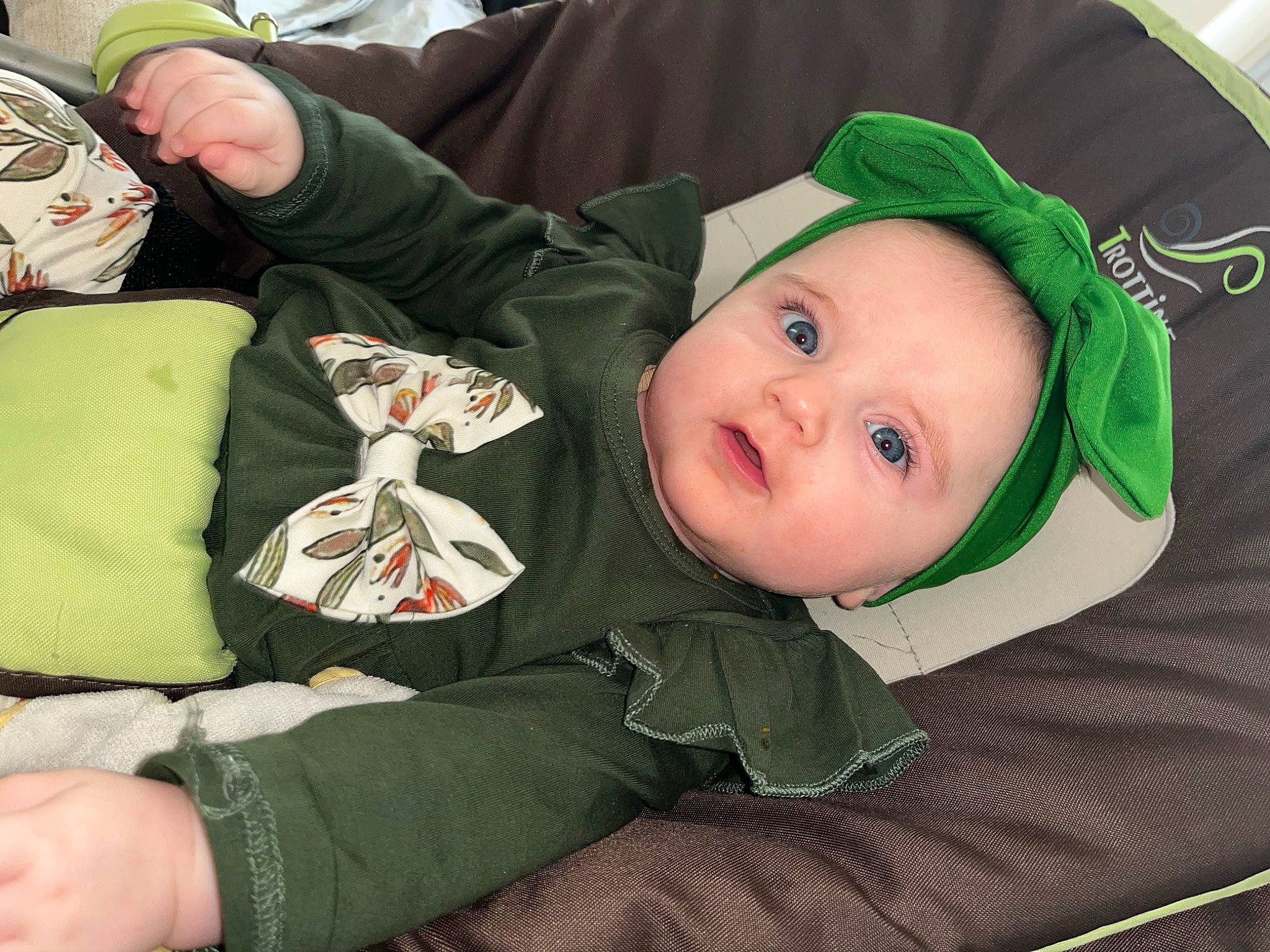 Inès participe au concours pour gagner de l'argent avec cette photo : baby, baby_toddler_clothing, cheek, child, clothing, comfort, facial_expression, grass, hat, head, headgear, human, human_body, lap, mammal, mouth, person, skin, sleeve, toddler