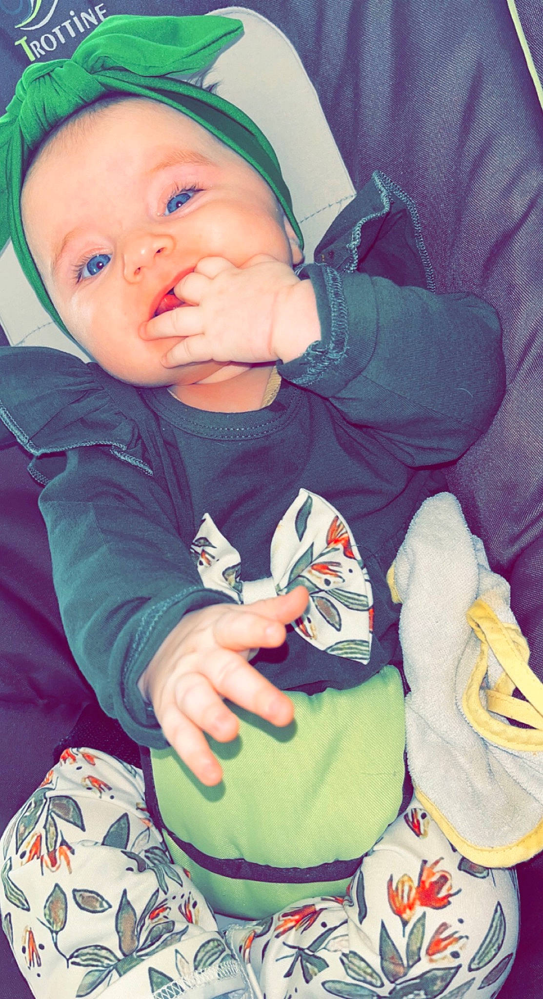 Inès participe au concours pour gagner de l'argent avec cette photo : baby, baby_toddler_clothing, cheek, child, comfort, cool, eye, finger, green, hand, human, mouth, nose, organ, outerwear, people, person, skin, sleeve, thumb