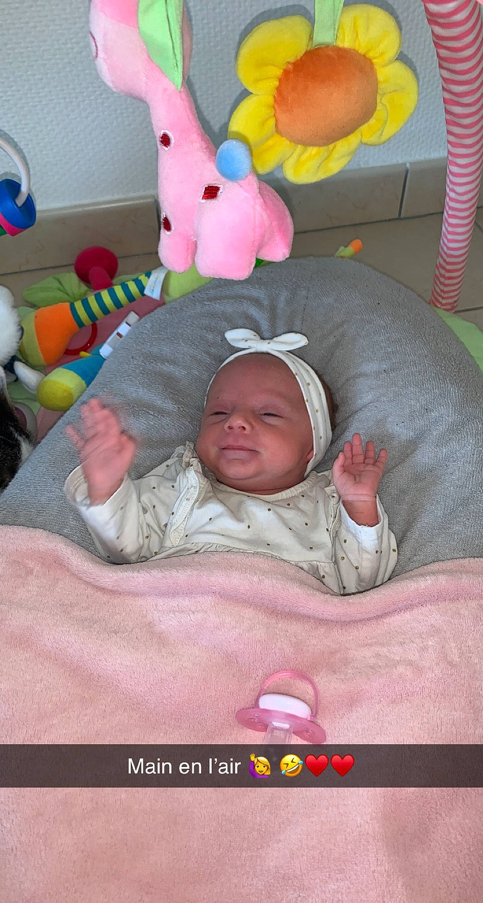 Inès participe au concours pour gagner de l'argent avec cette photo : baby, baby_products, baby_safety, baby_sleeping, baby_toddler_clothing, bed, bedtime, cheek, child, comfort, cradle, fun, infant_bed, linens, person, pink, product, skin, textile, toddler