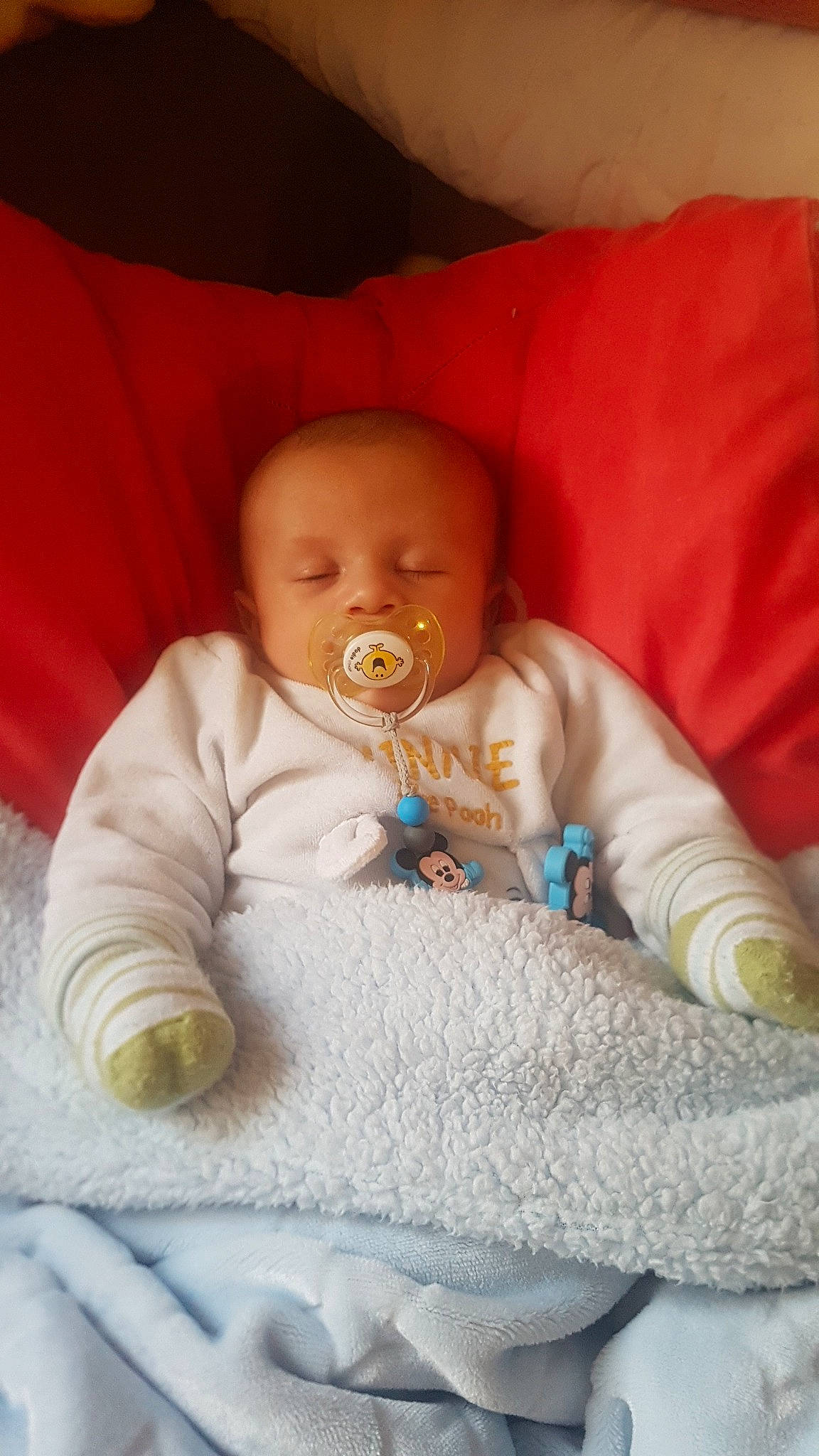 Lyam a rejoint le concours — aidez-le/la à gagner de superbes lots ! baby, baby_sleeping, baby_toddler_clothing, cheek, child, comfort, eye, eyebrow, face, finger, hand, head, iris, linens, mouth, nose, person, skin, sleeve, textile