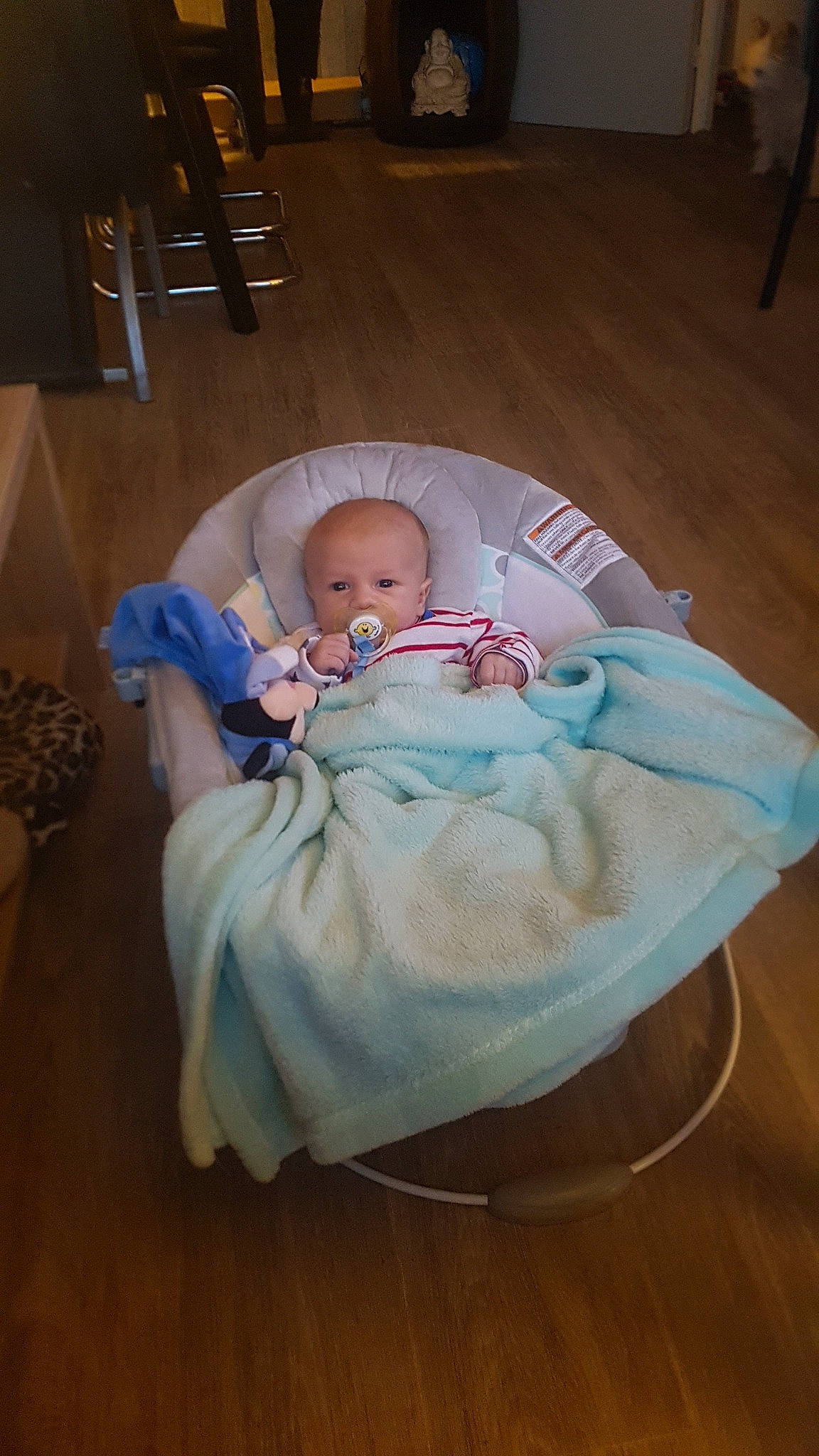 Lyam a rejoint le concours — aidez-le/la à gagner de superbes lots ! baby, baby_products, baby_safety, baby_toddler_clothing, chair, cheek, child, comfort, flooring, foot, hardwood, knee, lap, person, room, sitting, toddler, wood, wood_flooring