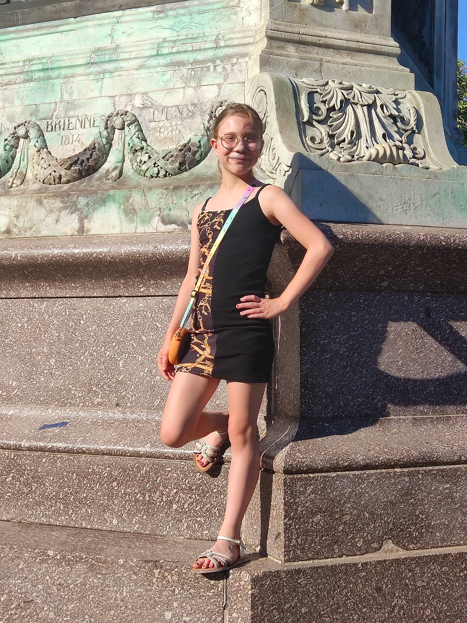 Anaïs participe au concours pour gagner de l'argent avec cette photo : blond, brown_hair, day_dress, dress, electric_blue, eyewear, fashion_design, fashion_model, flash_photography, grey, human_leg, joy, knee, leg, little_black_dress, long_hair, organ, person, shoulder, smile