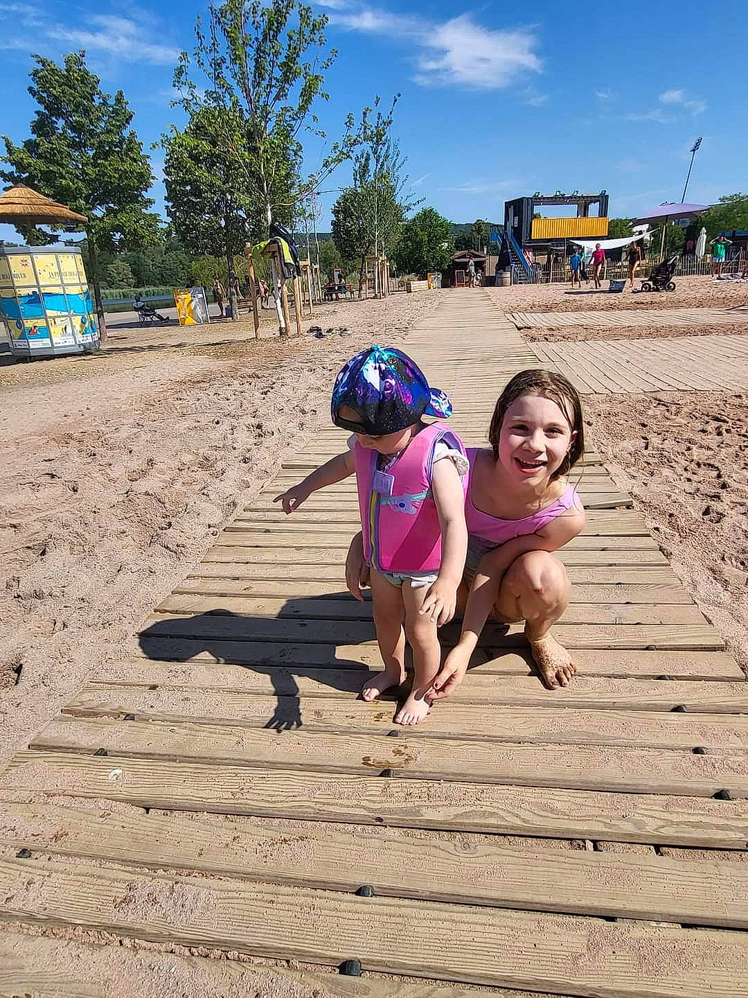 Anaïs a rejoint le concours — aidez-le/la à gagner de superbes lots ! body_of_water, cloud, fun, happy, hat, joy, landscape, leisure, people, people_in_nature, people_on_beach, person, plant, public_space, sand, sky, smile, sun_hat, toddler, travel