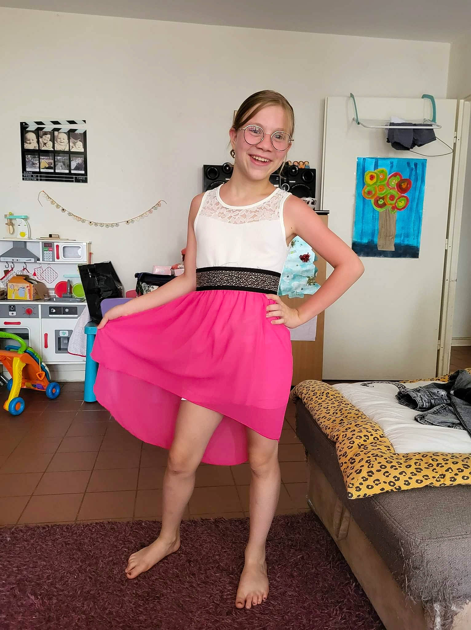 Anaïs a rejoint le concours — aidez-le/la à gagner de superbes lots ! abdomen, day_dress, dress, fashion_design, floor, flooring, happy, human_leg, joint, joy, knee, long_hair, one_piece_garment, person, picture_frame, shoulder, smile, standing, textile, thigh