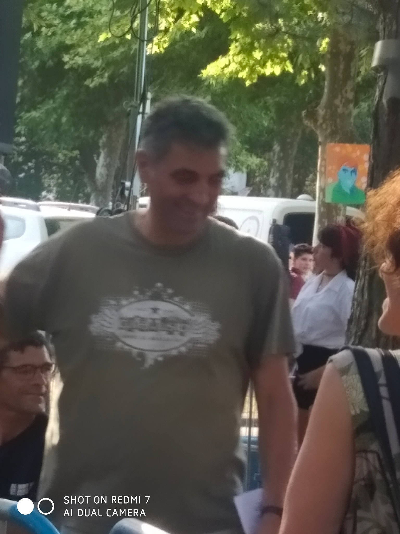 Amalia a rejoint le concours — aidez-le/la à gagner de superbes lots ! arm, bag, blurred, chest, cool, crowd, event, eyewear, fun, joy, leisure, luggage_and_bags, luxury_vehicle, motor_vehicle, pedestrian, person, public_event, recreation, shoulder, t_shirt