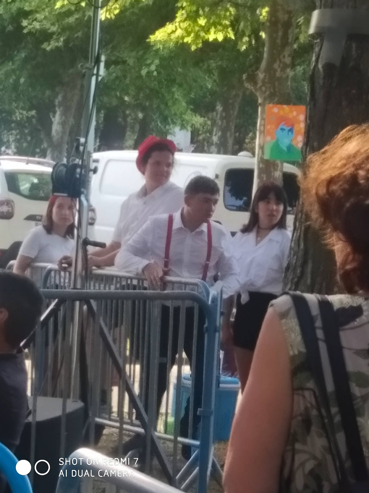 Amalia a rejoint le concours — aidez-le/la à gagner de superbes lots ! car, clothing, crowd, event, eyewear, fence, fun, hat, leisure, metal, motor_vehicle, musical_instrument, musician, person, public_event, recreation, shirt, shorts, sun_hat, t_shirt