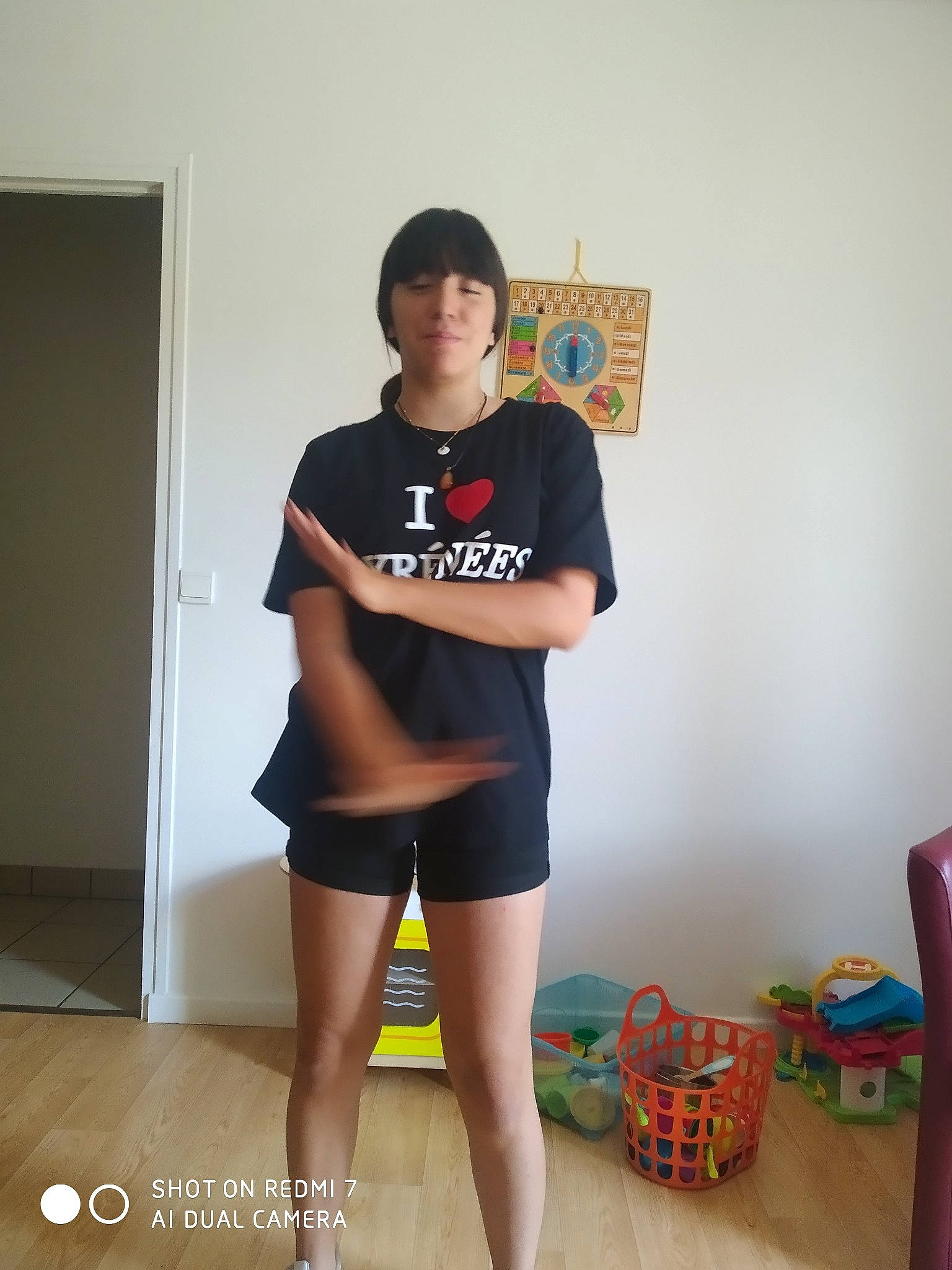 Amalia participe au concours pour gagner de l'argent avec cette photo : abdomen, bag, black_hair, door, electric_blue, flooring, fun, human_leg, joint, knee, leg, luggage_and_bags, neck, person, shorts, sleeve, sportswear, t_shirt, thigh, trunk