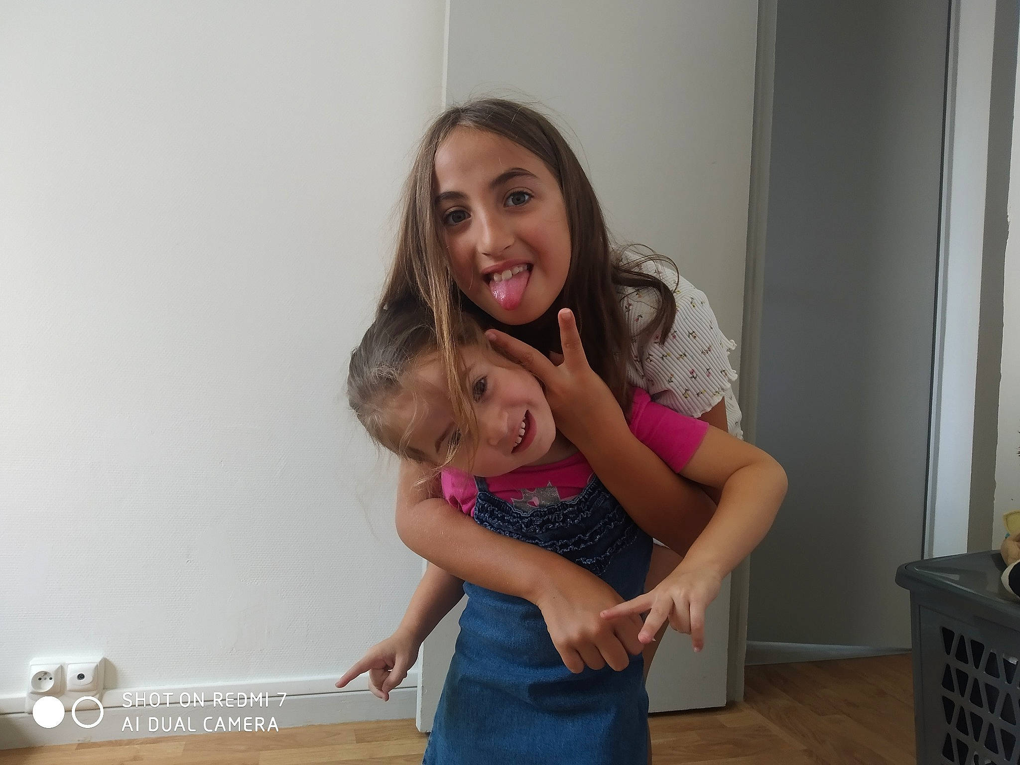 Louane participe au concours pour gagner de l'argent avec cette photo : arm, blond, comfort, couch, dress, event, fashion_design, flash_photography, flooring, fun, gesture, happy, house, joy, long_hair, person, sitting, skin, smile, t_shirt