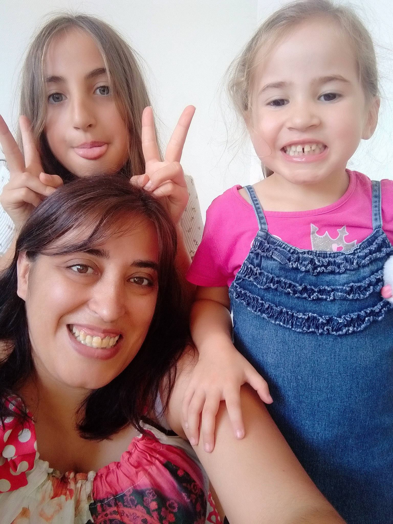 Louane a rejoint le concours — aidez-le/la à gagner de superbes lots ! cheek, chin, eye, eyebrow, eyelash, face, facial_expression, finger, gesture, hair, hand, happy, human, iris, joy, muscle, neck, organ, person, shoulder