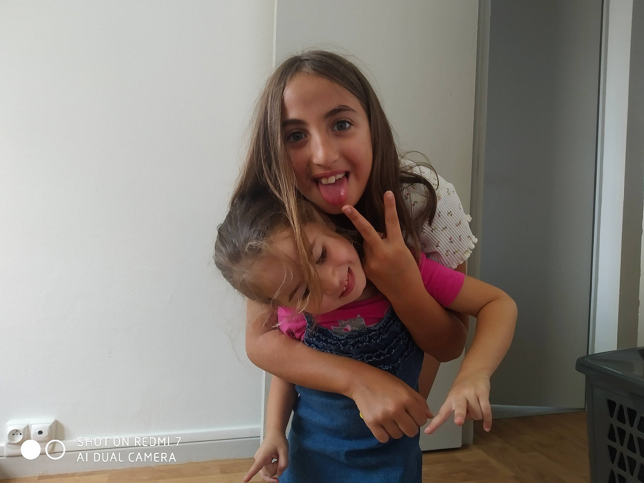 Oceane participe au concours pour gagner de l'argent avec cette photo : abdomen, baby, blond, comfort, elbow, event, finger, flash_photography, flooring, fun, gesture, happy, joint, joy, person, sitting, smile, t_shirt, thigh, toddler