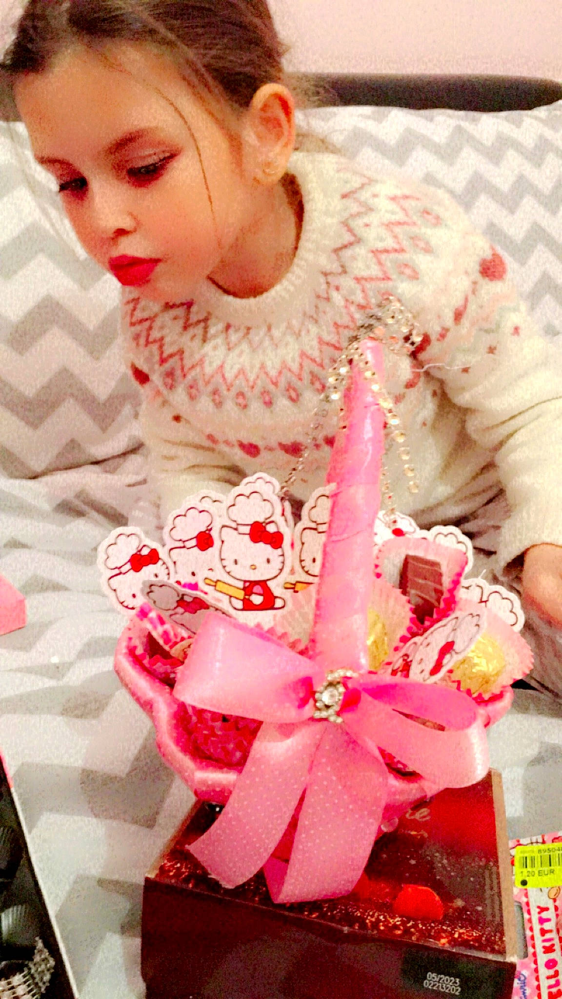 Issra a rejoint le concours — aidez-le/la à gagner de superbes lots ! embellishment, eyelash, fashion_accessory, fashion_design, fur, jewellery, lip, lipstick, magenta, makeover, neck, necklace, pattern, peach, person, petal, pink, red, sleeve, street_fashion