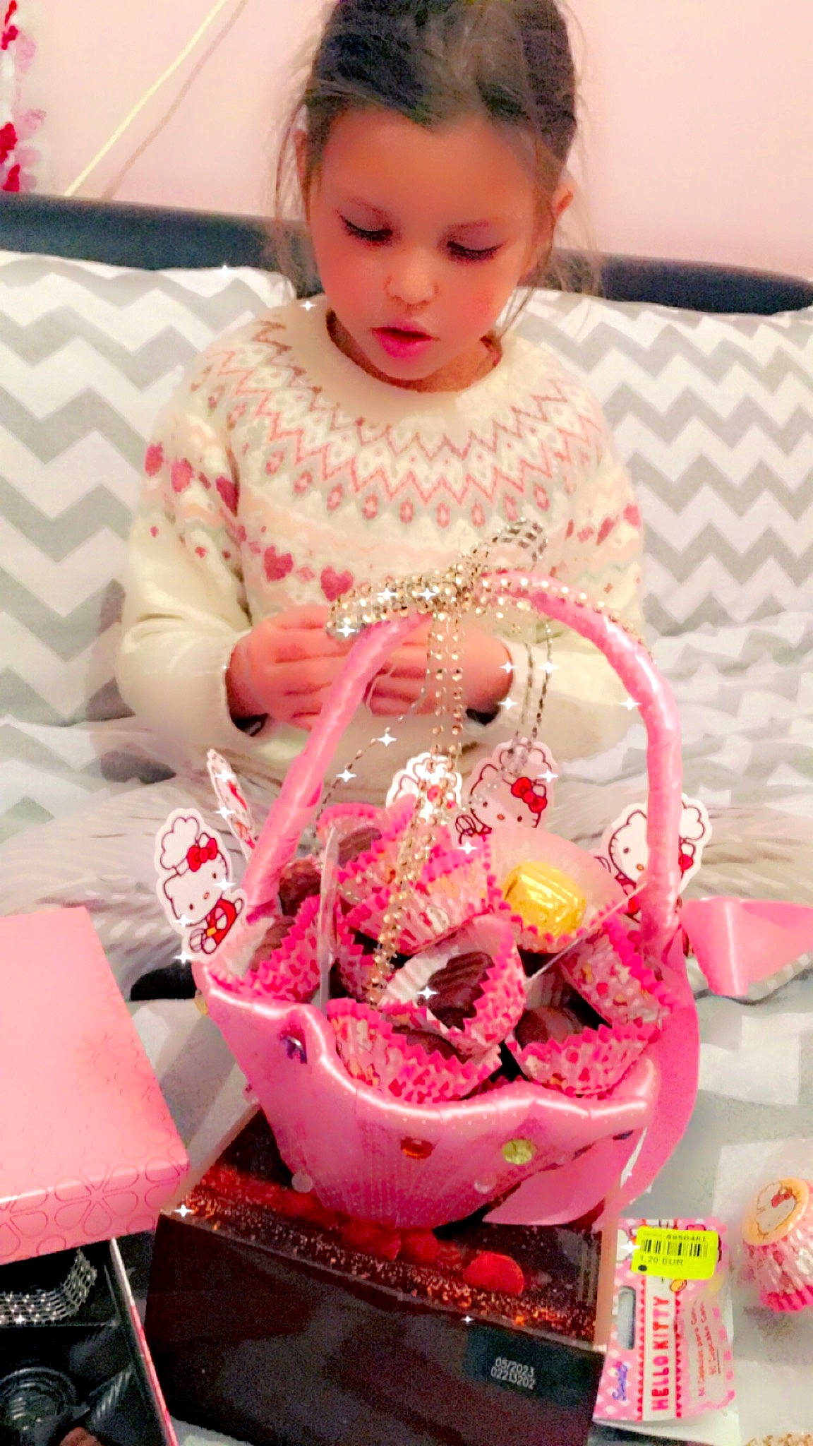 Issra participe au concours pour gagner de l'argent avec cette photo : baby_products, baby_toddler_clothing, basket, dress, embellishment, event, fashion_accessory, gift_basket, hamper, happy, magenta, pattern, peach, person, pink, present, sleeve, storage_basket, sweetness, toddler