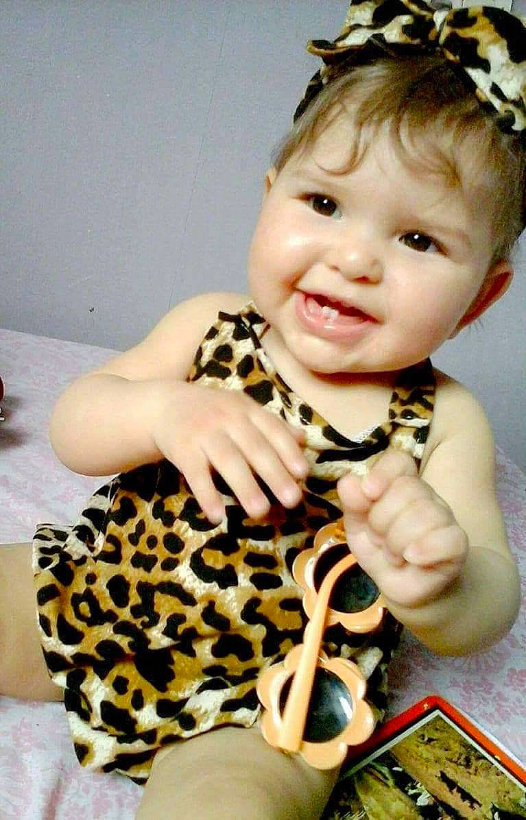 Issra participe au concours pour gagner de l'argent avec cette photo : child, finger, girl, hair_accessory, headgear, infant, pattern, person, product, skin, smile, toddler