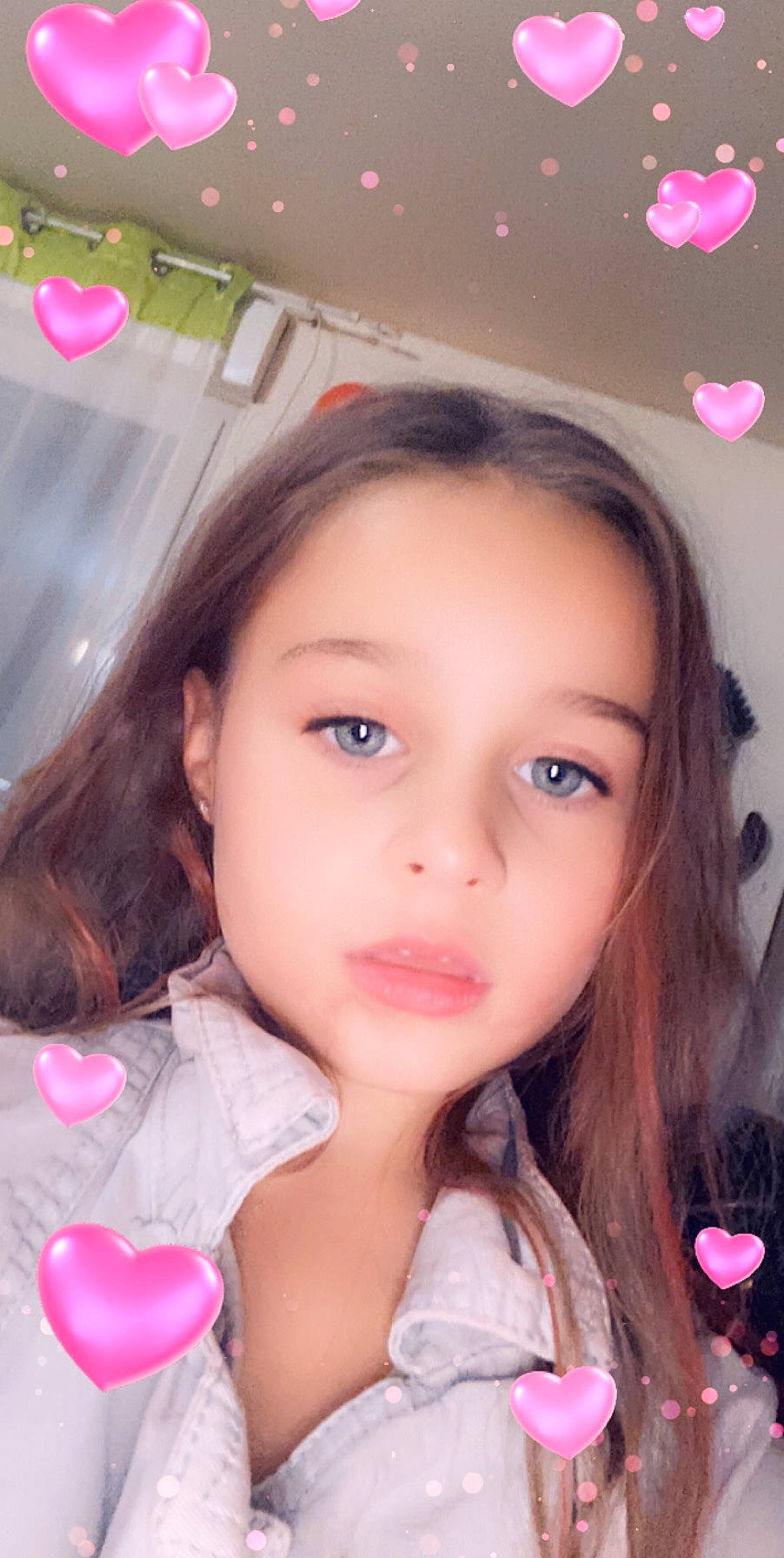 Klara participe au concours pour gagner de l'argent avec cette photo : beauty, black_hair, brown_hair, cheek, eye, eyebrow, eyelash, face, forehead, hair, hairstyle, iris, lip, magenta, mouth, nose, organ, party_supply, person, pink