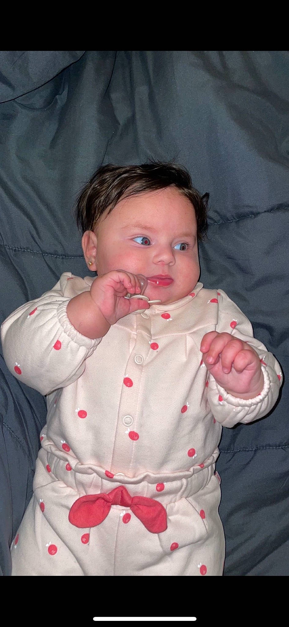 Esra a rejoint le concours — aidez-le/la à gagner de superbes lots ! baby, baby_products, baby_toddler_clothing, carmine, cheek, child, collar, finger, gesture, iris, lip, mouth, nose, pattern, person, pink, skin, sleeve, textile, toddler