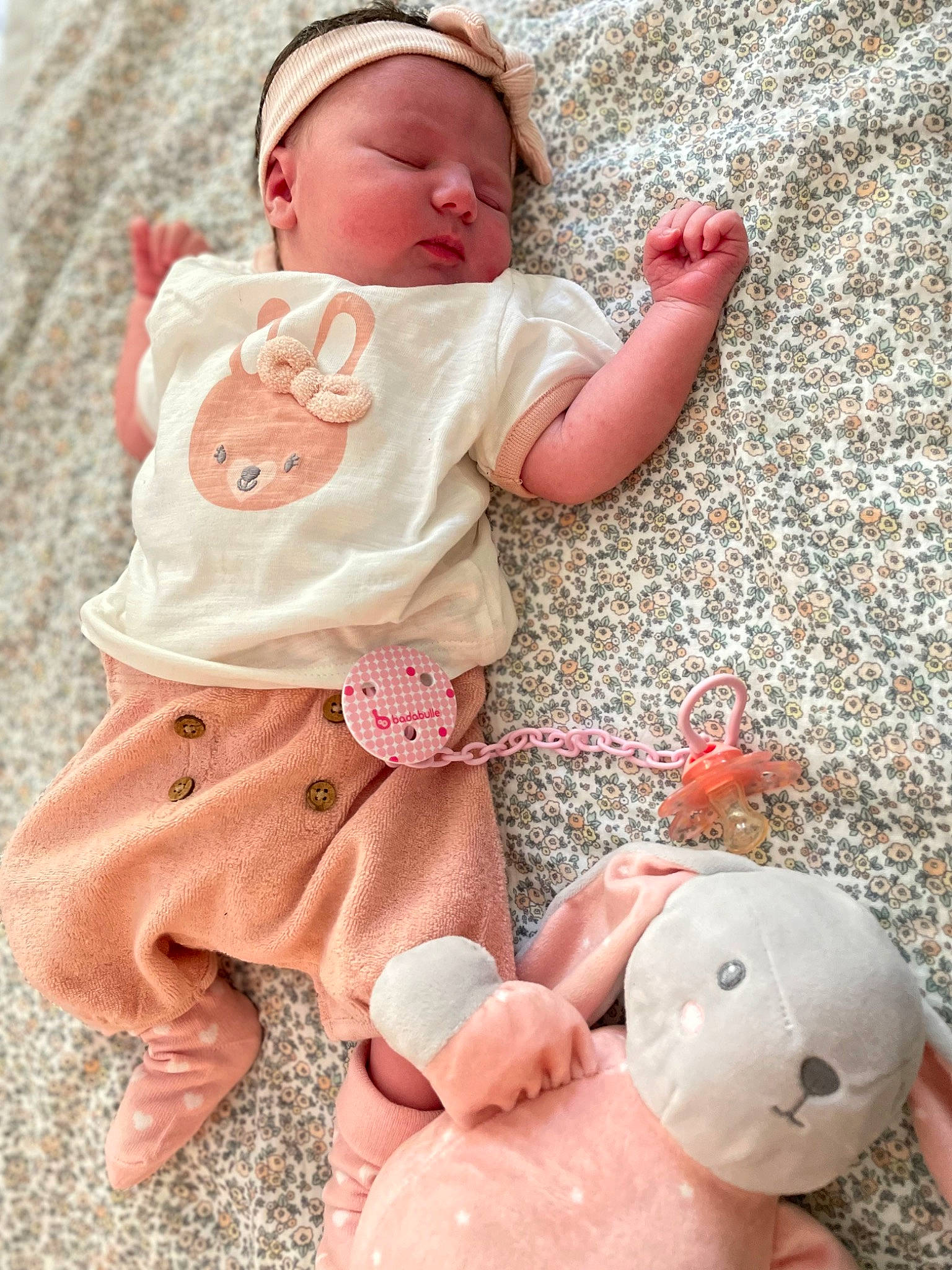 Esra a rejoint le concours — aidez-le/la à gagner de superbes lots ! baby, baby_toddler_clothing, beauty, cheek, child, comfort, eye, finger, happy, mammal, organ, person, photograph, pink, red, skin, sleeve, textile, toddler, toy