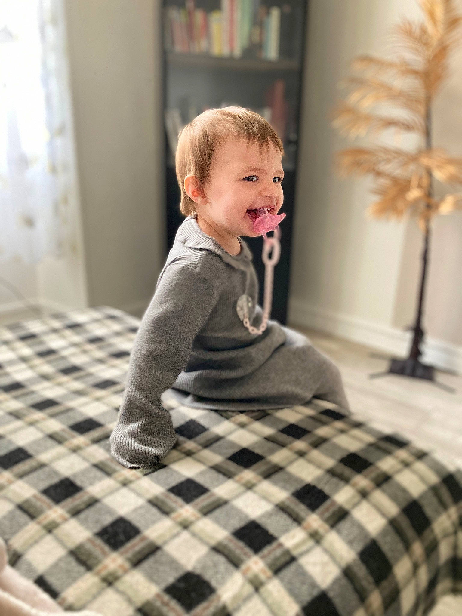 Victoire participe au concours pour gagner de l'argent avec cette photo : baby_toddler_clothing, child, comfort, dress, face, floor, flooring, fun, hair, happy, pattern, person, photograph, picture_frame, plaid, sleeve, smile, tartan, textile, toddler
