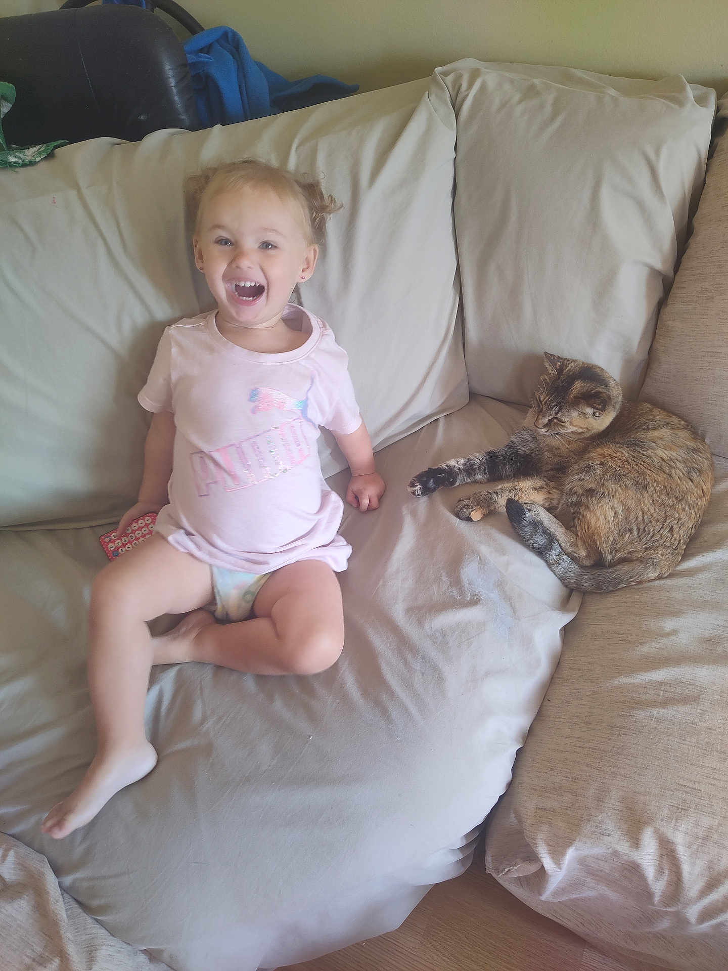 Payge Bertrand a rejoint le concours — aidez-le/la à gagner de superbes lots ! animal, casual, cat, child, clothing, couch, cute, diaper, floor, furniture, happy, home, indoor, light_skin, pet, relaxing, short_hair, sitting, smiling, toddler